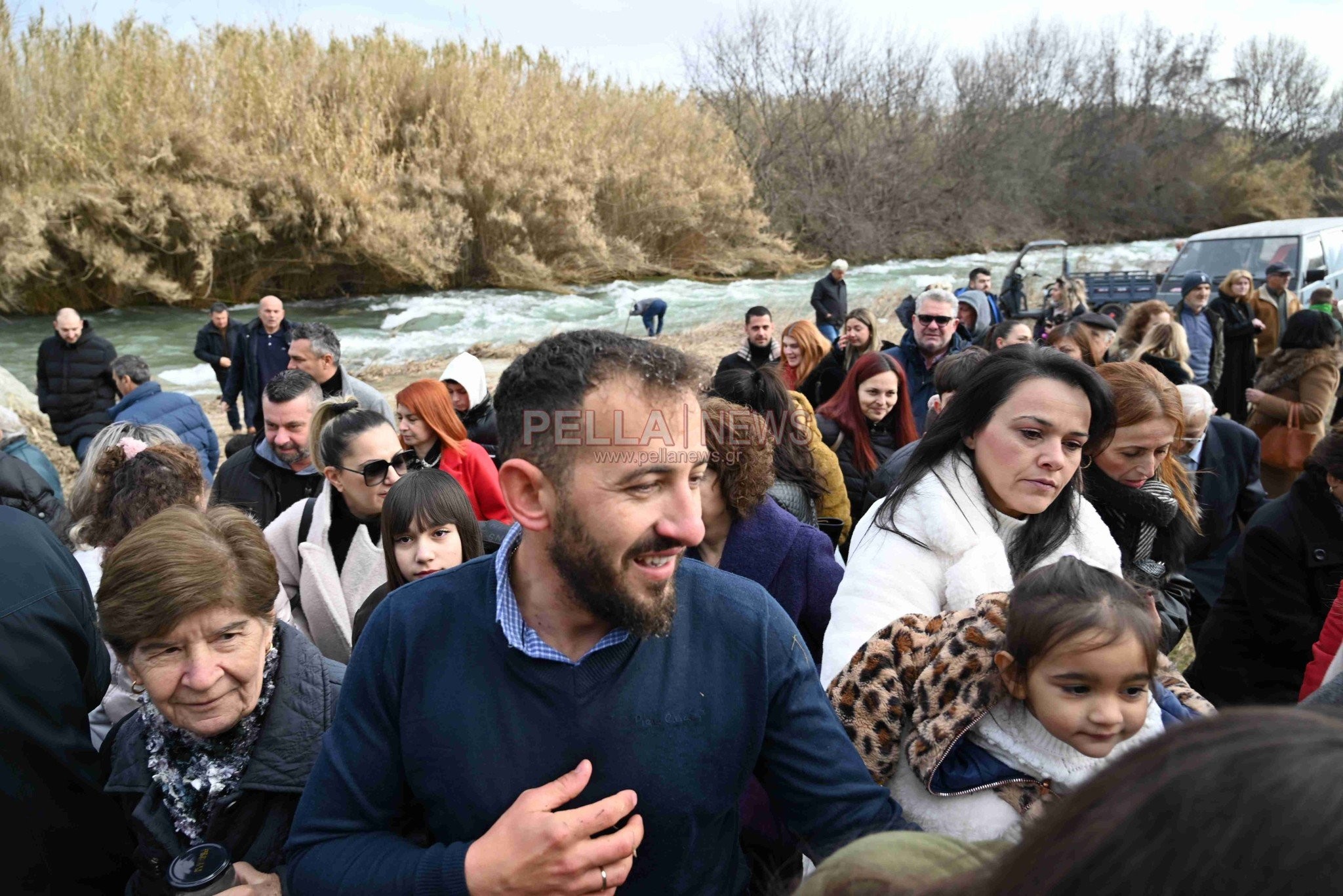 Σκύδρα: Με λαμπρότητα ο αγιασμός των υδάτων – Ο 33χρονος Αναστάσιος Κρακουλί έπιασε τον σταυρό (ΦΩΤΟ+Video)