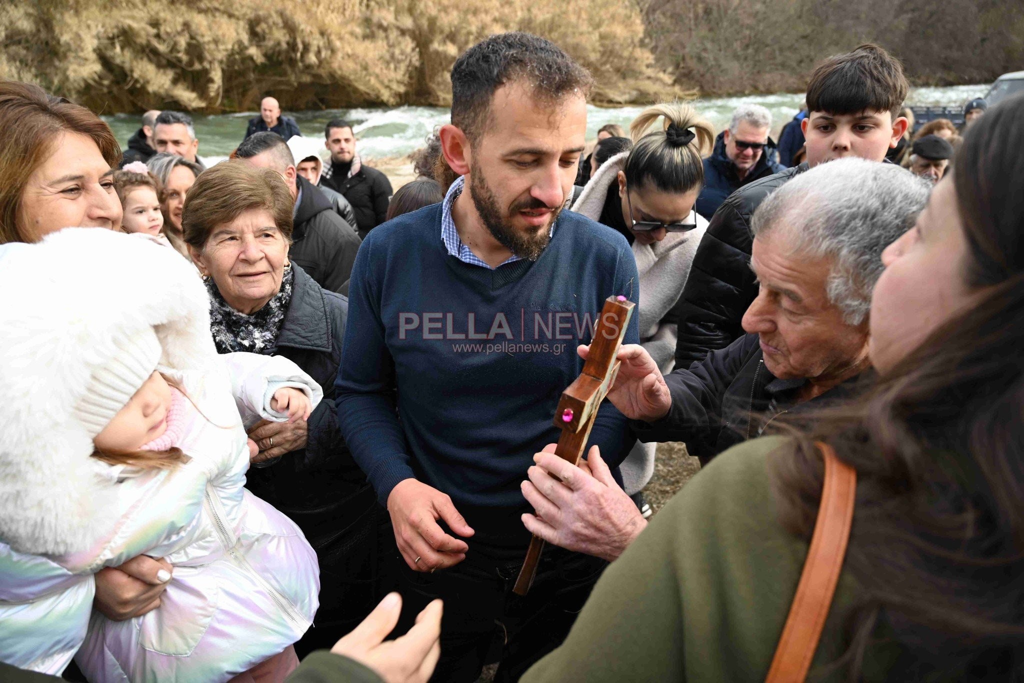 Σκύδρα: Με λαμπρότητα ο αγιασμός των υδάτων – Ο 33χρονος Αναστάσιος Κρακουλί έπιασε τον σταυρό (ΦΩΤΟ+Video)