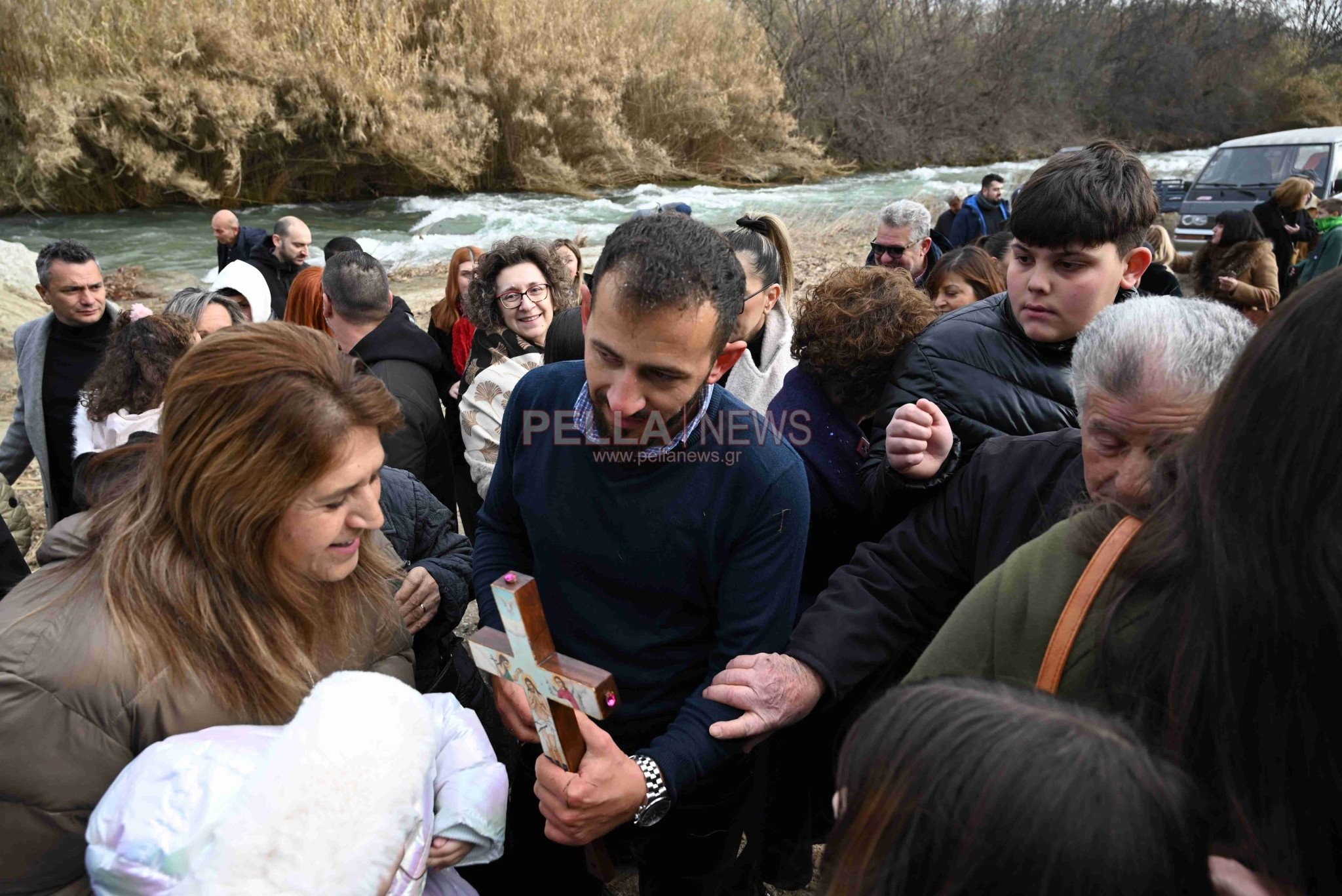 Σκύδρα: Με λαμπρότητα ο αγιασμός των υδάτων – Ο 33χρονος Αναστάσιος Κρακουλί έπιασε τον σταυρό (ΦΩΤΟ+Video)