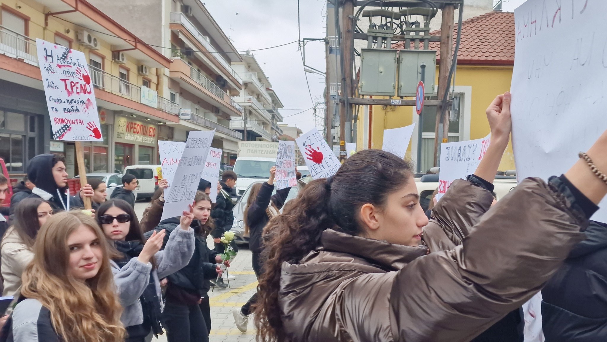 «Δεν ήταν ατύχημα, αλλά δολοφονία» – Μαθητές της Αλμωπίας σε δυναμική πορεία για τα Τέμπη