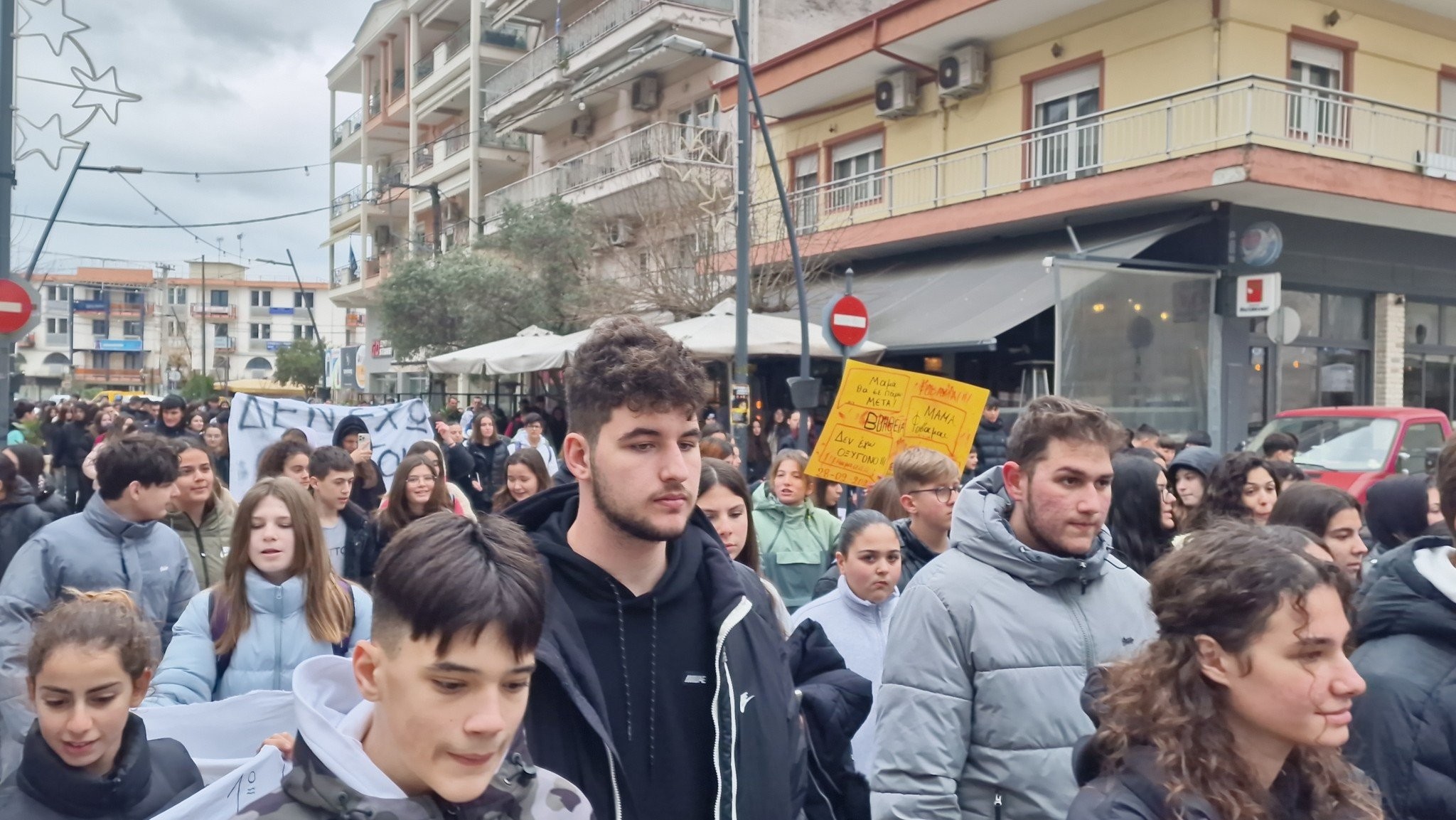 «Δεν ήταν ατύχημα, αλλά δολοφονία» – Μαθητές της Αλμωπίας σε δυναμική πορεία για τα Τέμπη