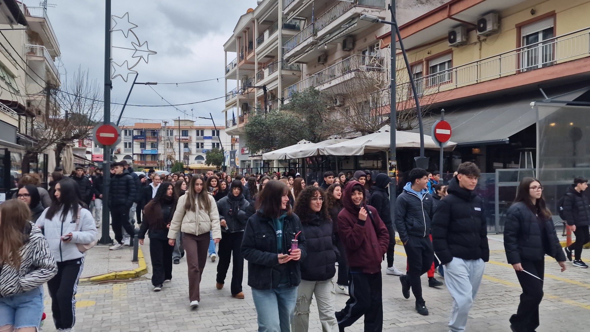 «Δεν ήταν ατύχημα, αλλά δολοφονία» – Μαθητές της Αλμωπίας σε δυναμική πορεία για τα Τέμπη