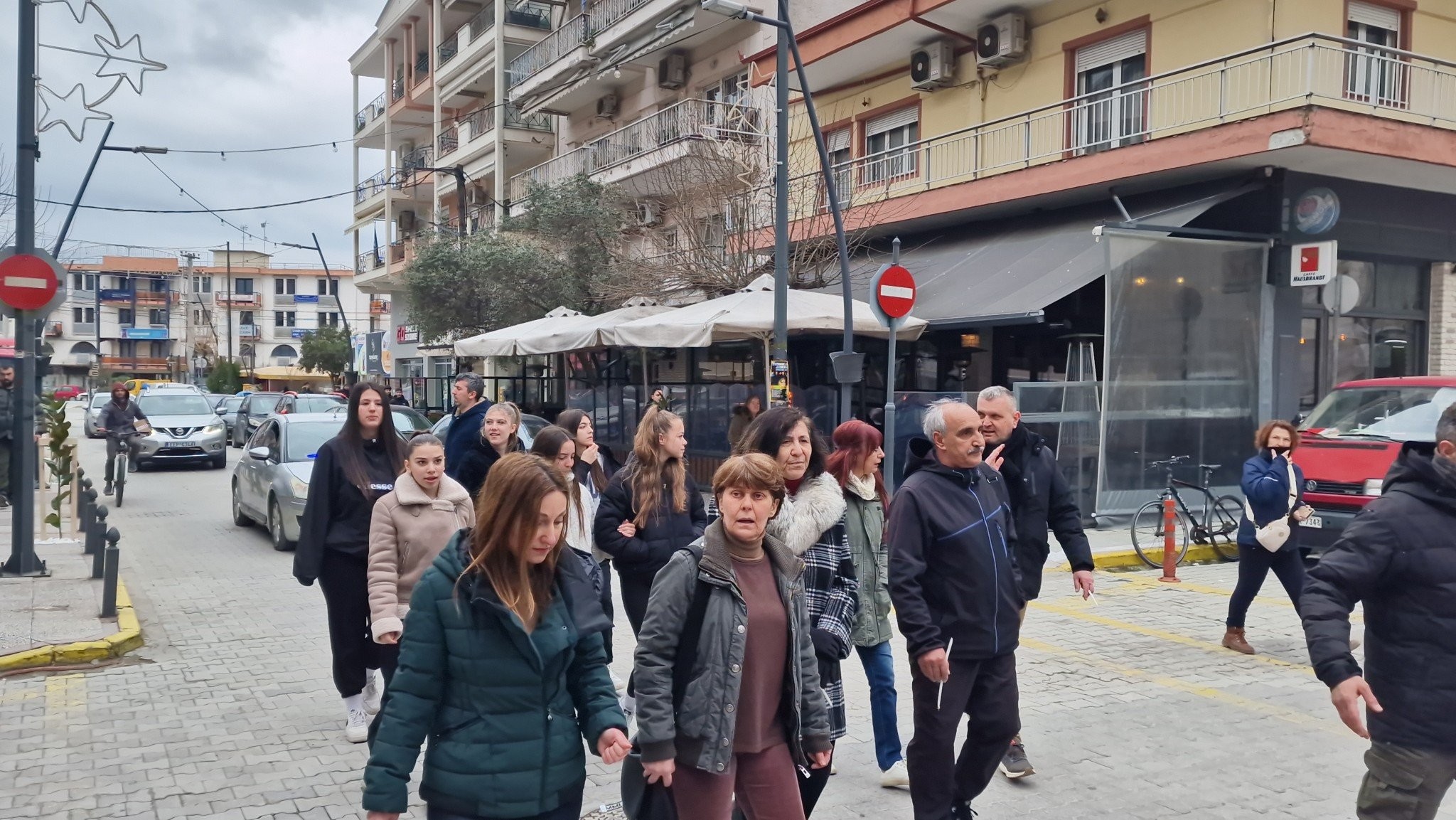 «Δεν ήταν ατύχημα, αλλά δολοφονία» – Μαθητές της Αλμωπίας σε δυναμική πορεία για τα Τέμπη