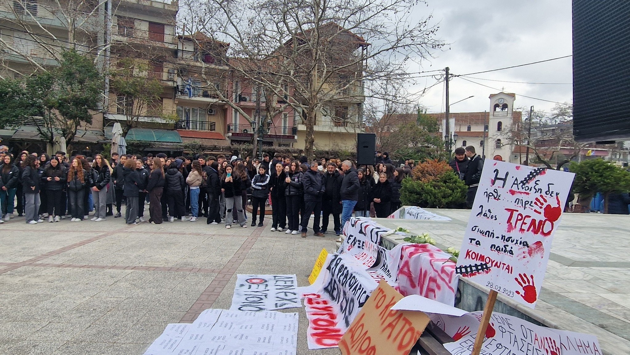 «Δεν ήταν ατύχημα, αλλά δολοφονία» – Μαθητές της Αλμωπίας σε δυναμική πορεία για τα Τέμπη