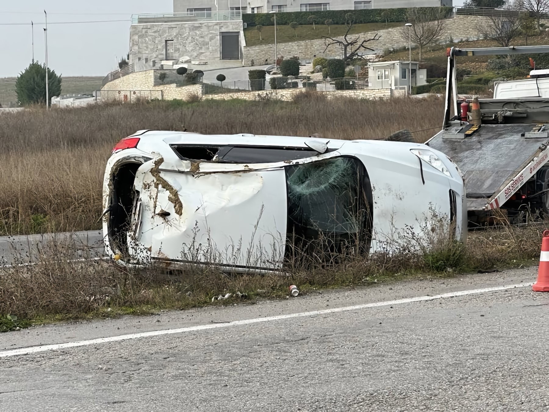 Τροχαίο με ανατροπή αυτοκινήτου στην εθνική οδό Λάρισας-Τρικάλων, ένας τραυματίας