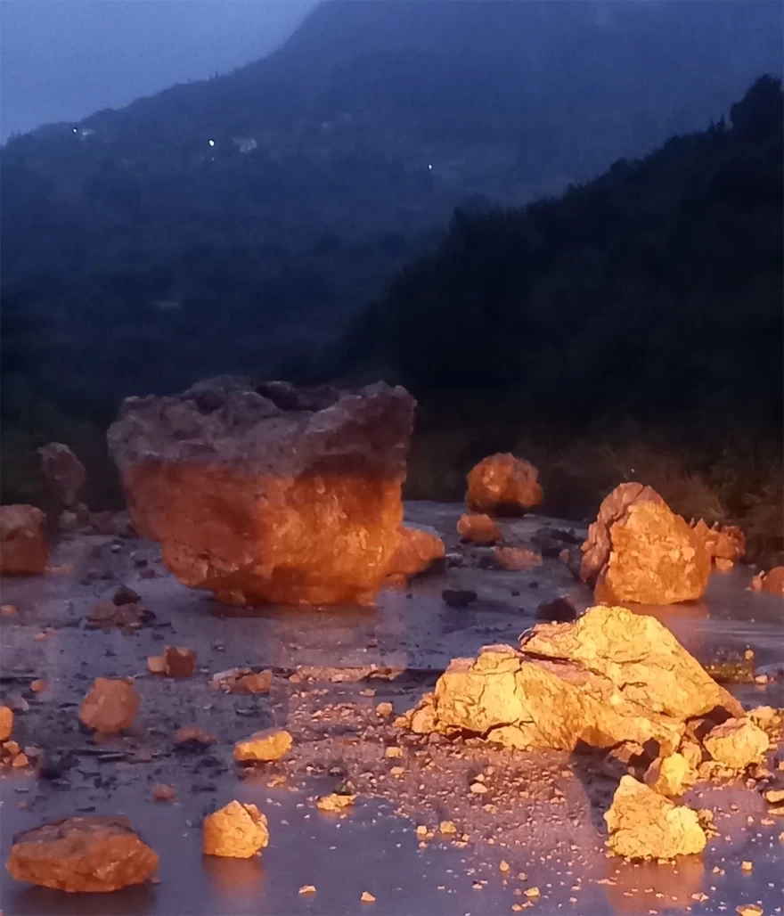 Καταστροφές από την κακοκαιρία στην Κεφαλονιά: Πλημμυρισμένοι δρόμοι, κατολισθήσεις και «πνιγμένα» χωριά από τη βροχή