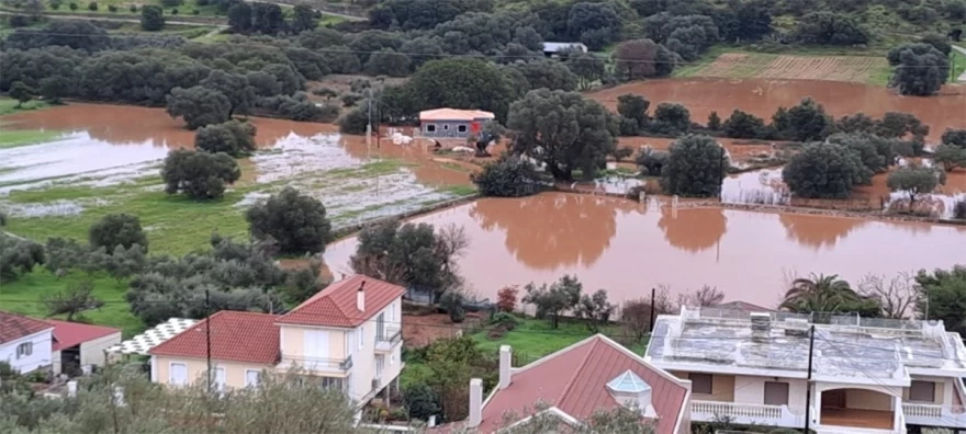 Καταστροφές από την κακοκαιρία στην Κεφαλονιά: Πλημμυρισμένοι δρόμοι, κατολισθήσεις και «πνιγμένα» χωριά από τη βροχή