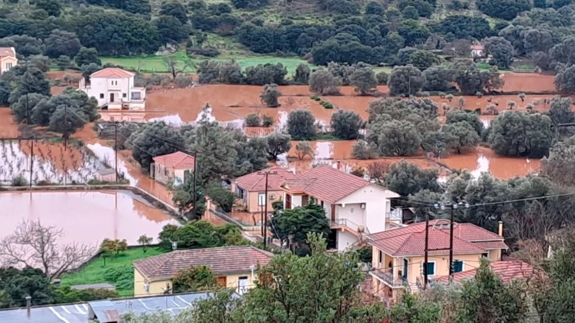 Καταστροφές από την κακοκαιρία στην Κεφαλονιά: Πλημμυρισμένοι δρόμοι, κατολισθήσεις και «πνιγμένα» χωριά από τη βροχή