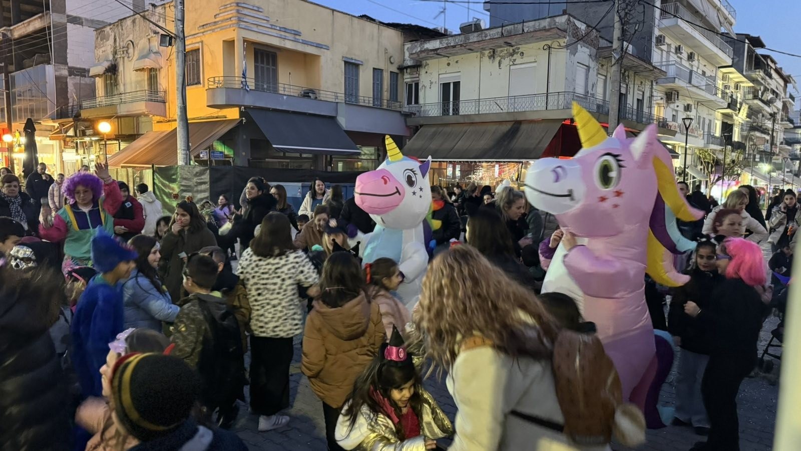 Χαμόγελα και ξεφάντωμα στο παιδικό αποκριάτικο πάρτι στα Γιαννιτσά