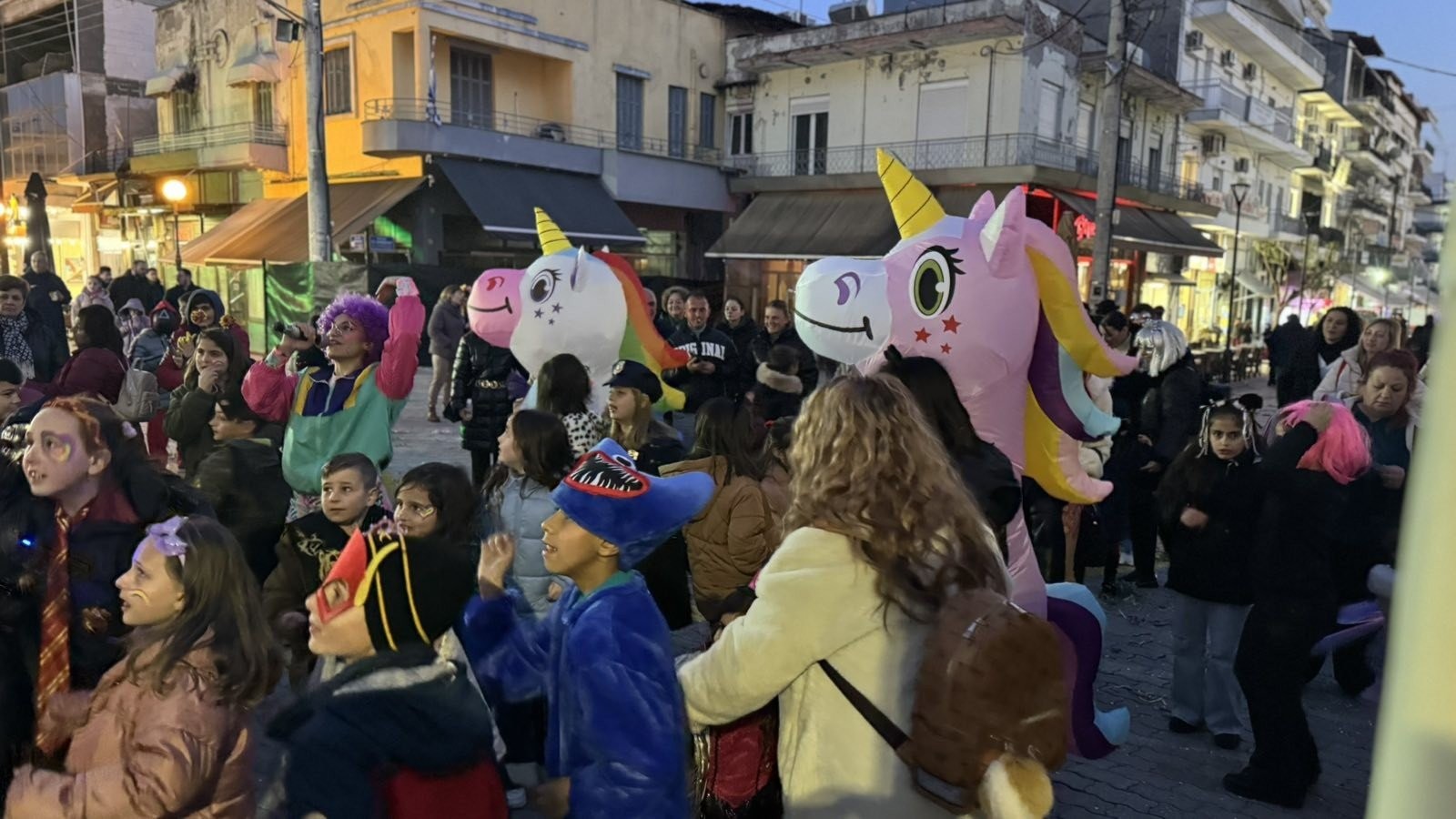 Χαμόγελα και ξεφάντωμα στο παιδικό αποκριάτικο πάρτι στα Γιαννιτσά