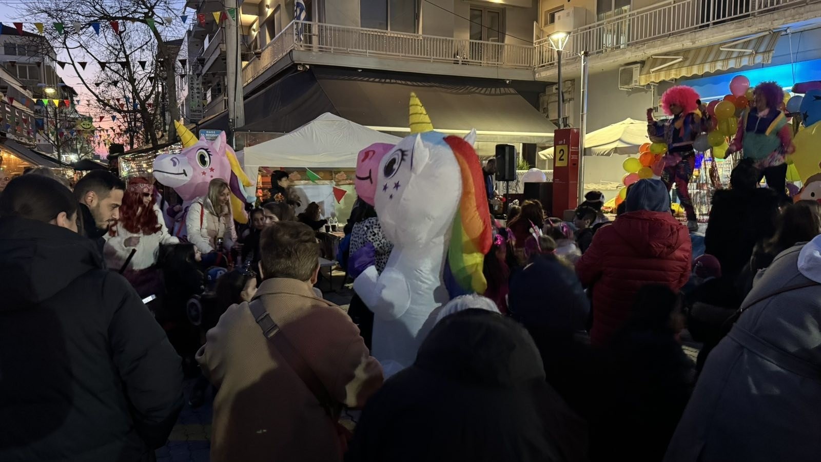 Χαμόγελα και ξεφάντωμα στο παιδικό αποκριάτικο πάρτι στα Γιαννιτσά