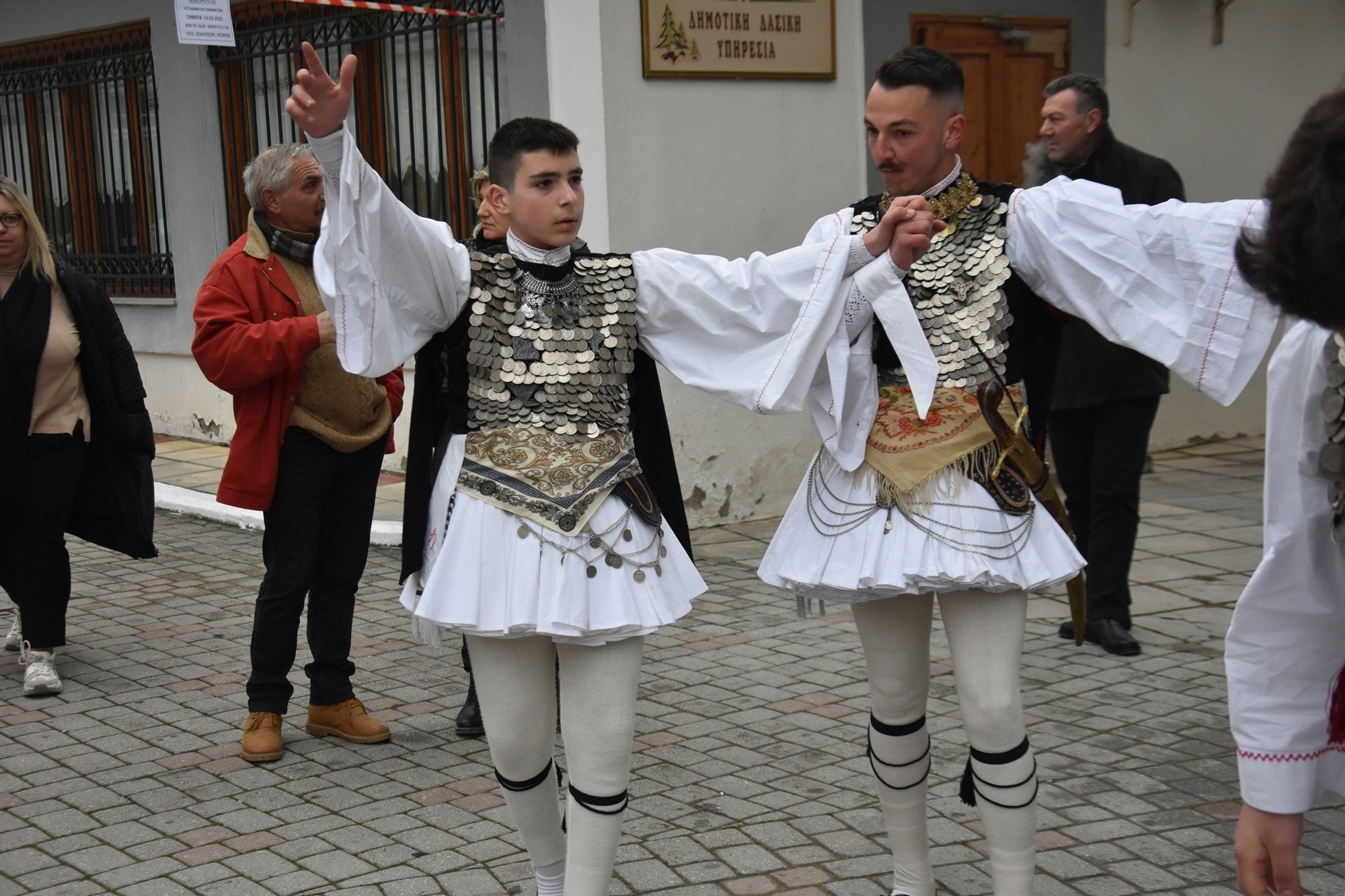 Οι «Γενίτσαροι και Μπούλες» ή «Μπούλες» στο Δημαρχείο χωρίς τον «πρόσωπο»