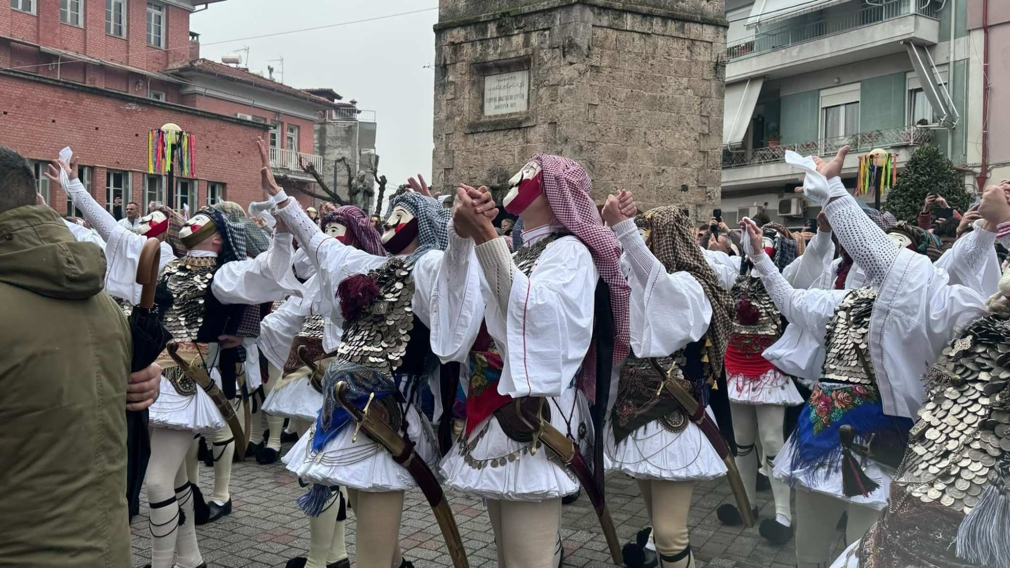 Κορυφώθηκε η Αποκριά της Νάουσας με το δρώμενο «Γενίτσαροι και Μπούλες»