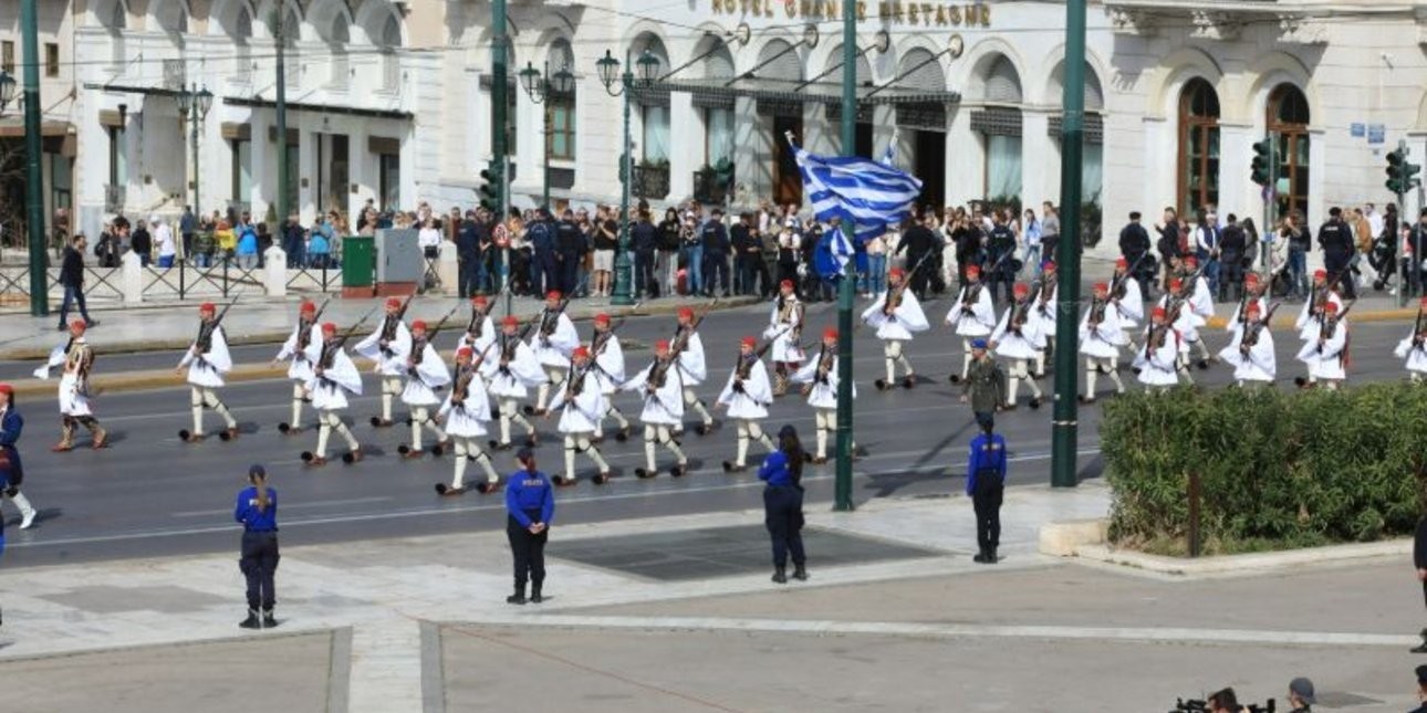 Τσολιάδες στο Σύνταγμα, αγήματα στη Βουλή, πηγαδάκια στην Ολομέλεια