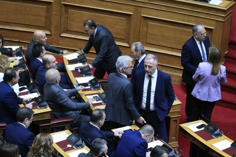 Τσολιάδες στο Σύνταγμα, αγήματα στη Βουλή, πηγαδάκια στην Ολομέλεια