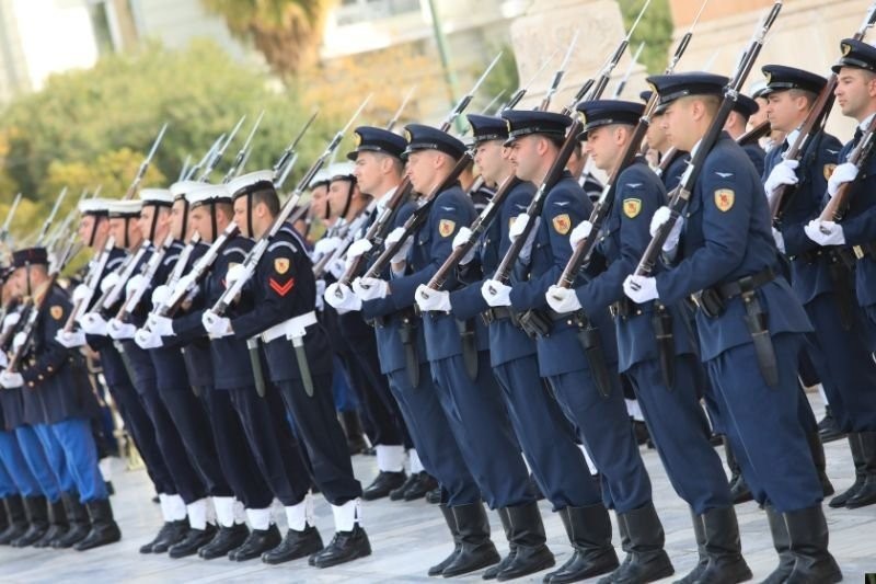 Τσολιάδες στο Σύνταγμα, αγήματα στη Βουλή, πηγαδάκια στην Ολομέλεια