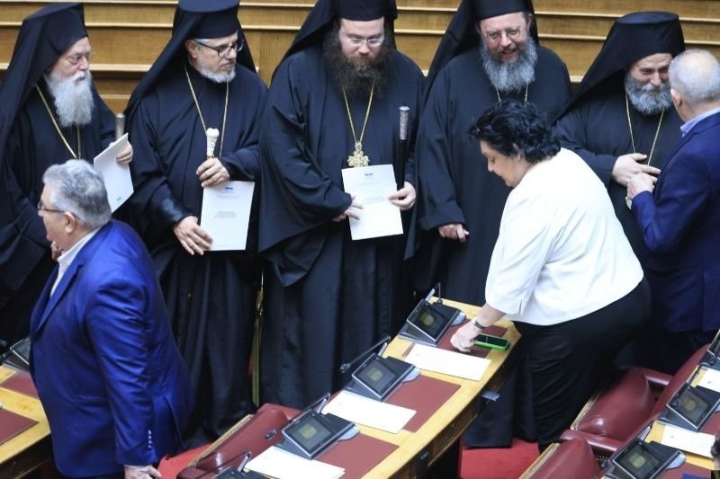 Τσολιάδες στο Σύνταγμα, αγήματα στη Βουλή, πηγαδάκια στην Ολομέλεια