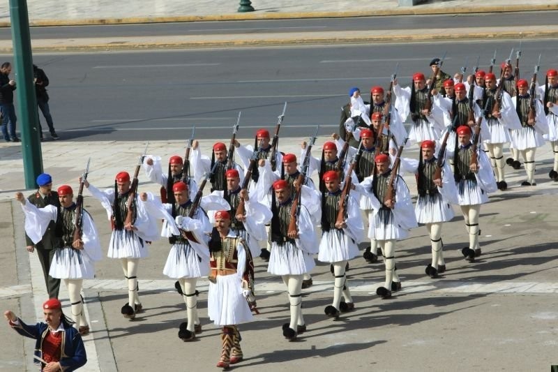 Τσολιάδες στο Σύνταγμα, αγήματα στη Βουλή, πηγαδάκια στην Ολομέλεια