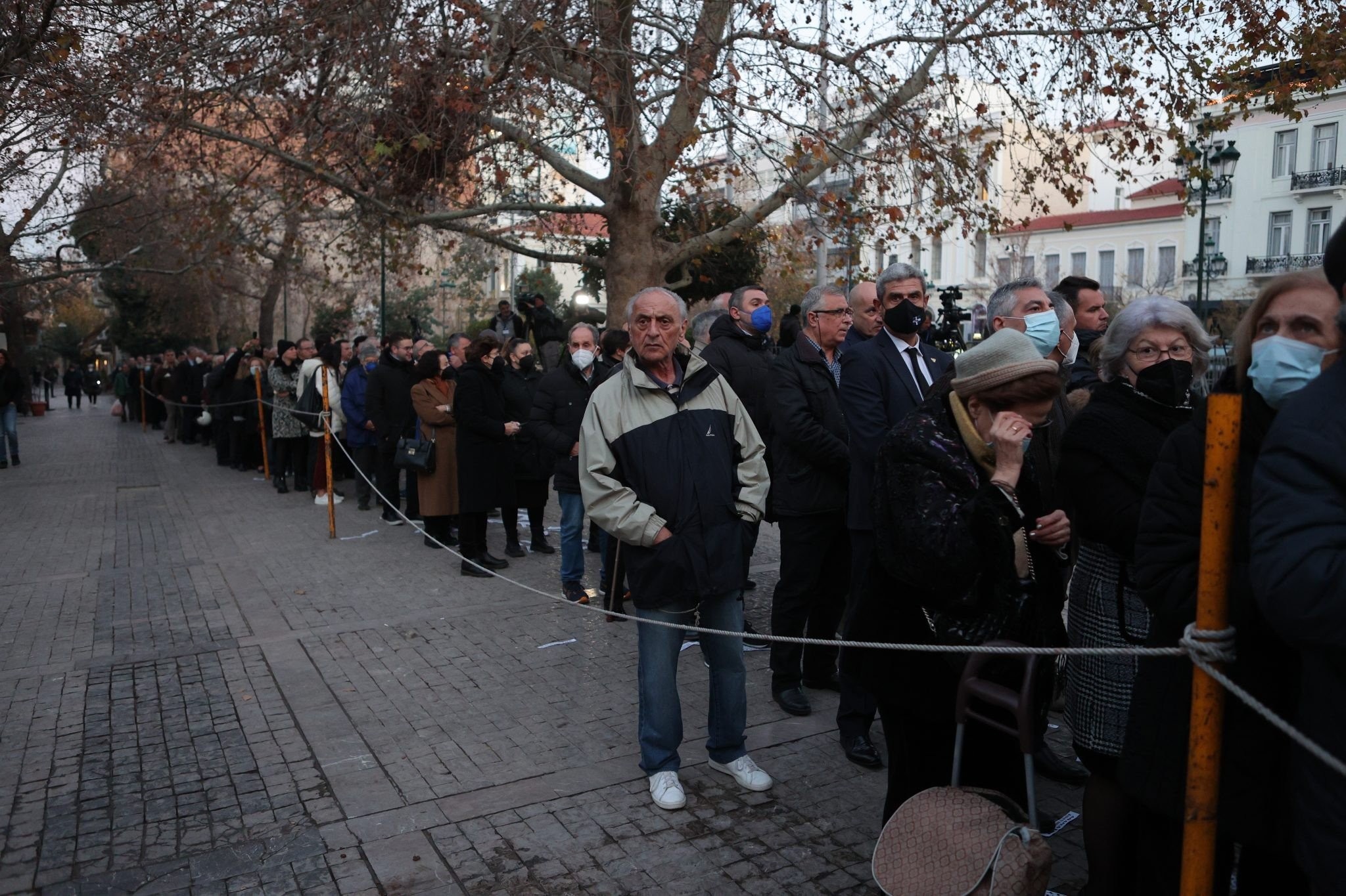 Κηδεία τέως βασιλιά Κωνσταντίνου: Σε εξέλιξη το προσκύνημα στο παρεκκλήσι της Μητρόπολης – Πλήθος κόσμου στο σημείο