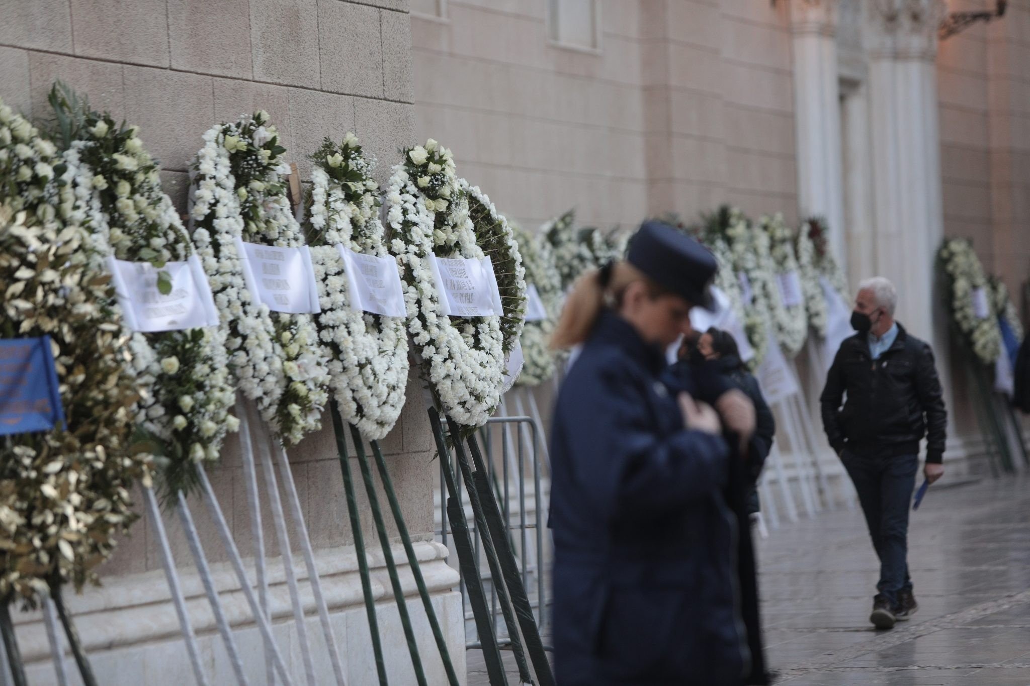 Κηδεία τέως βασιλιά Κωνσταντίνου: Σε εξέλιξη το προσκύνημα στο παρεκκλήσι της Μητρόπολης – Πλήθος κόσμου στο σημείο