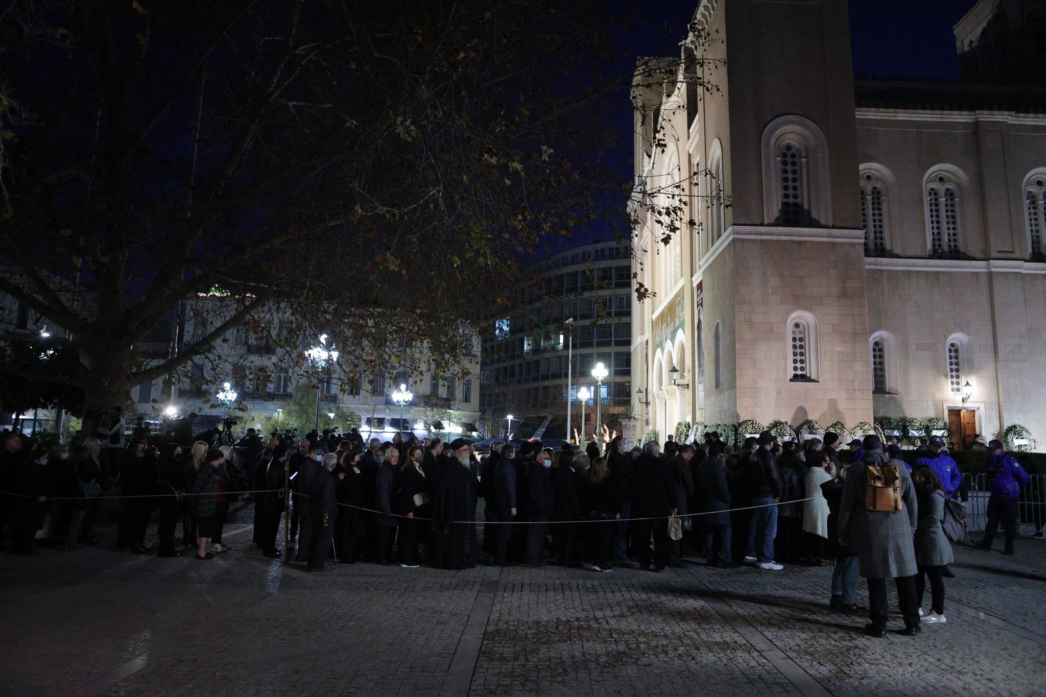 Κηδεία τέως βασιλιά Κωνσταντίνου: Σε εξέλιξη το προσκύνημα στο παρεκκλήσι της Μητρόπολης – Πλήθος κόσμου στο σημείο