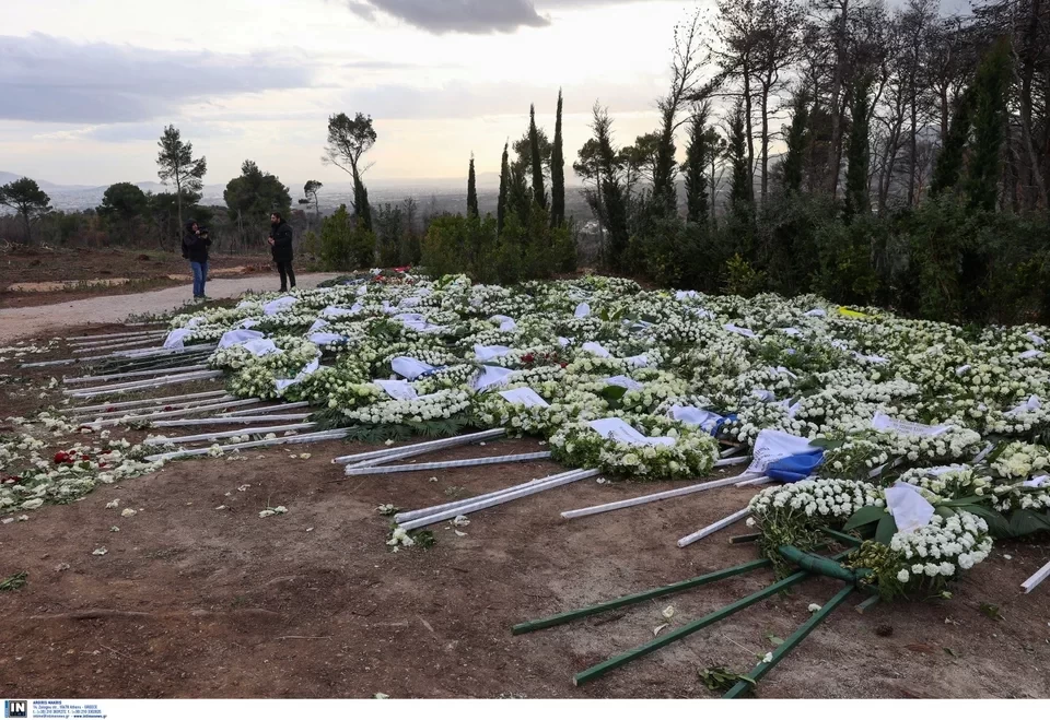 Τέως βασιλιάς Κωνσταντίνος: Κόσμος στο Τατόι άφησε λουλούδια στη μνήμη του