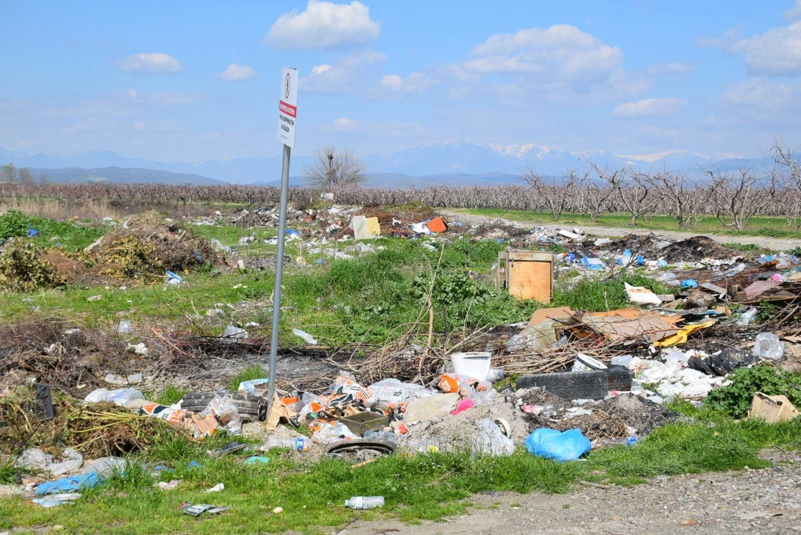 Λιποχώρι – Καλύβια: Οι όμορφες ανθισμένες ροδακινιές και οι άσχημες χωματερές ανάμεσα τους…για να μην ξεχνιόμαστε!