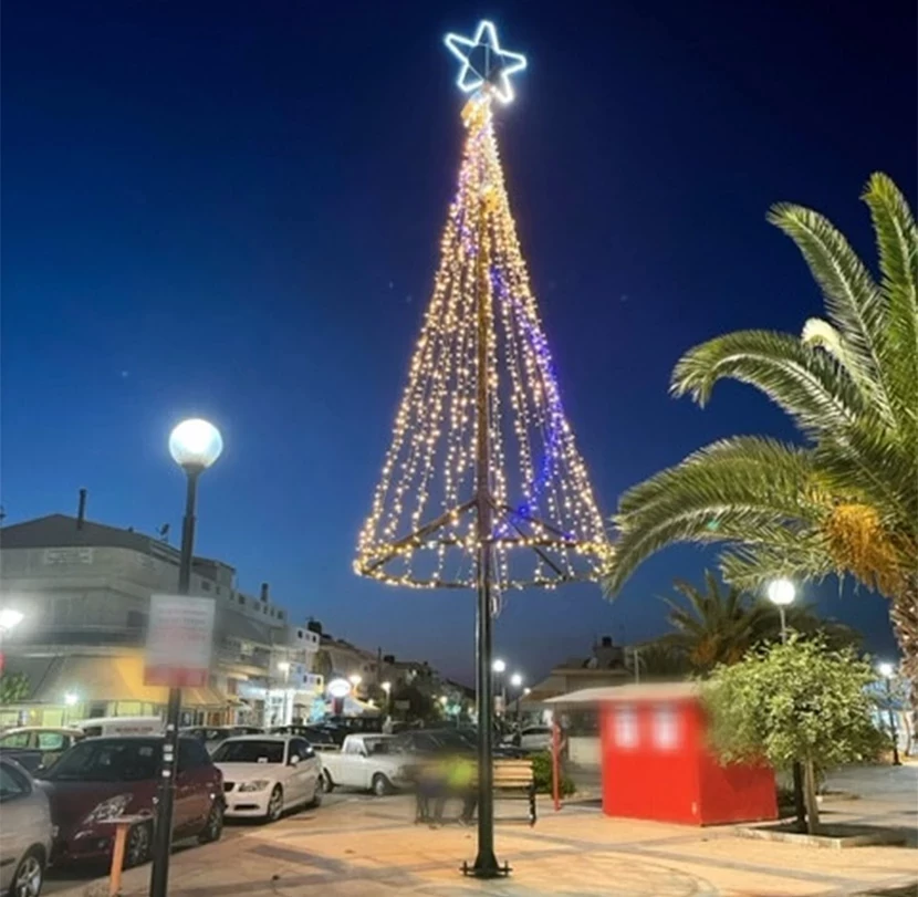 Το φωταγωγημένο Χριστουγεννιάτικο δέντρο… μήνα Ιούνιο στην Κρήτη