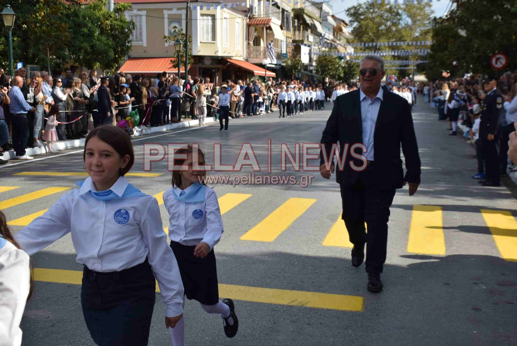 Σκύδρα: Αφιέρωμα στους εκπαιδευτικούς και τους γονείς που παρελαύνουν μαζί με τους μαθητές