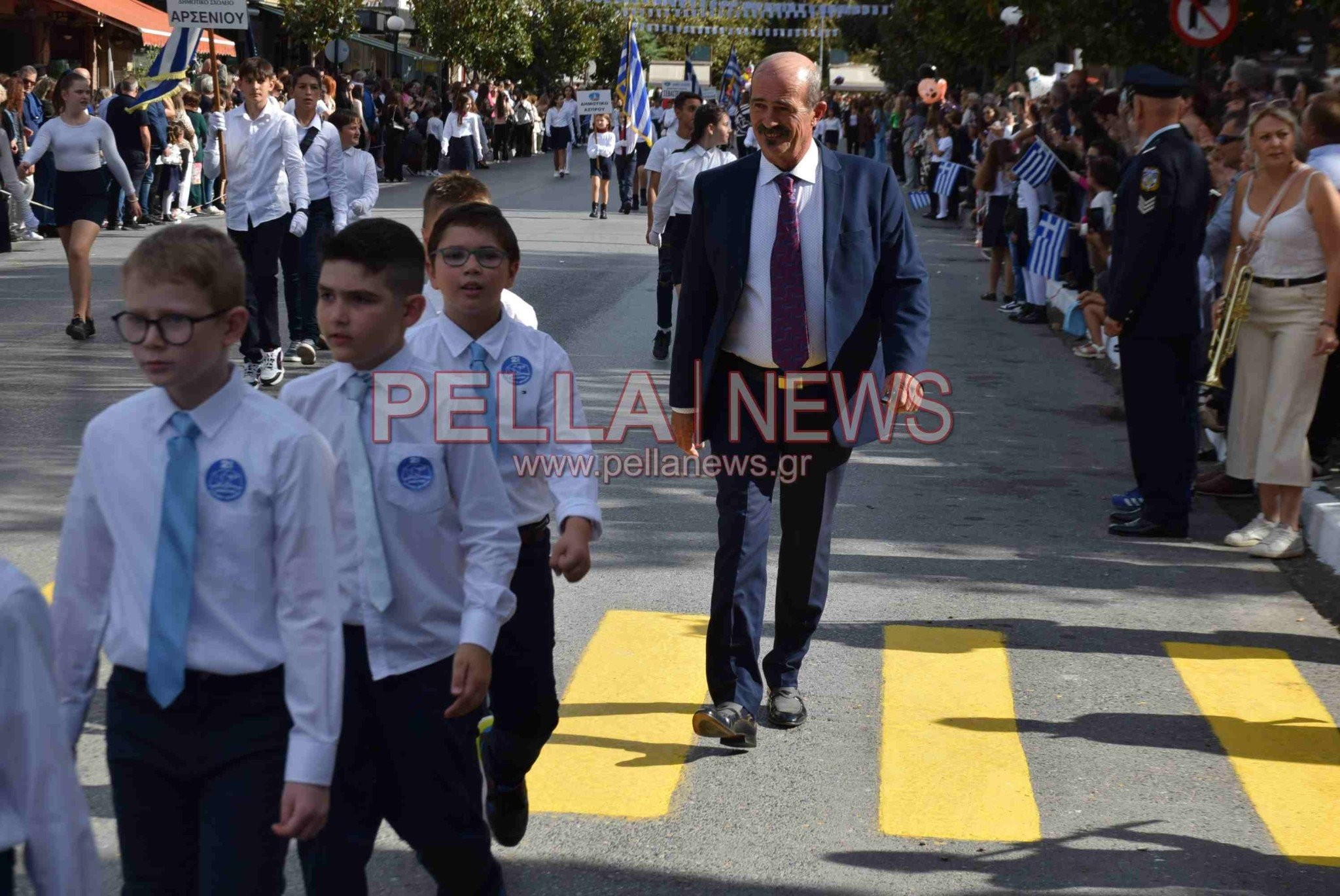 Σκύδρα: Αφιέρωμα στους εκπαιδευτικούς και τους γονείς που παρελαύνουν μαζί με τους μαθητές