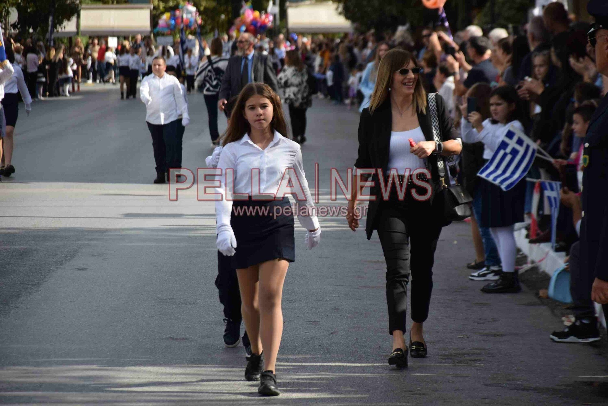 Σκύδρα: Αφιέρωμα στους εκπαιδευτικούς και τους γονείς που παρελαύνουν μαζί με τους μαθητές