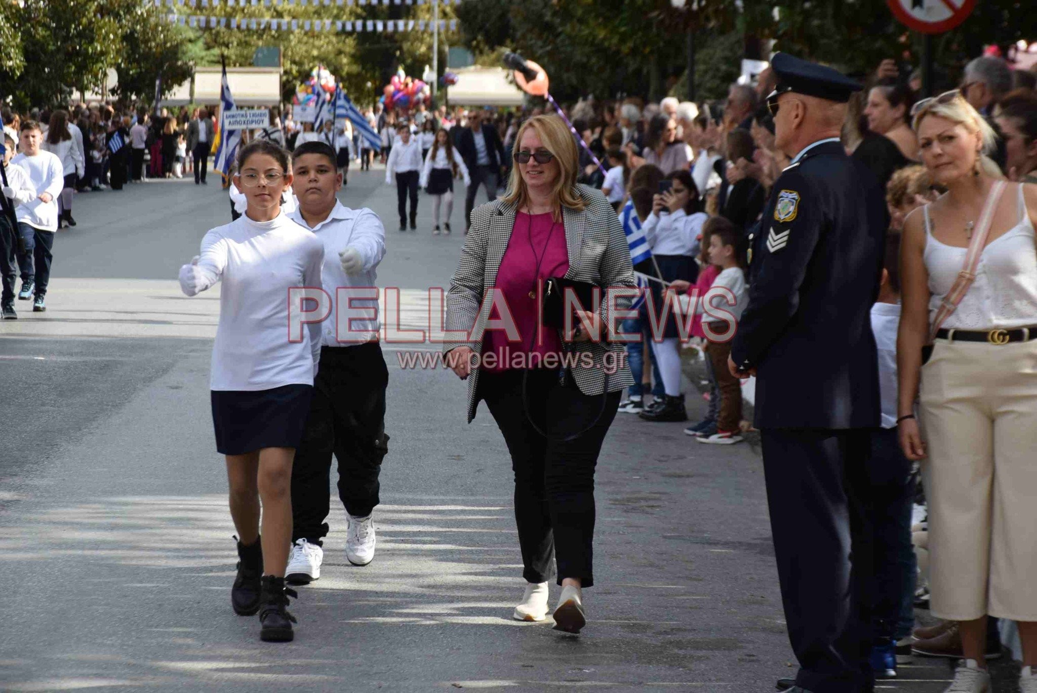 Σκύδρα: Αφιέρωμα στους εκπαιδευτικούς και τους γονείς που παρελαύνουν μαζί με τους μαθητές