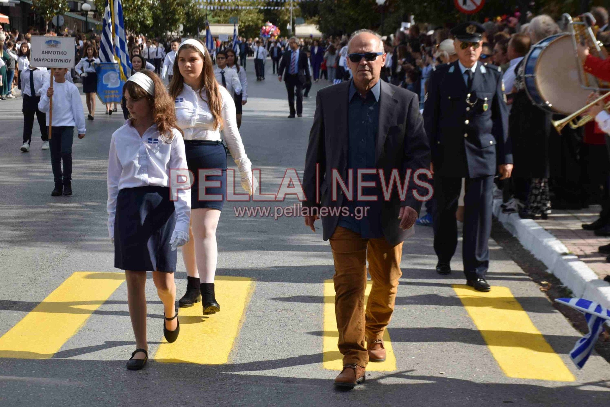 Σκύδρα: Αφιέρωμα στους εκπαιδευτικούς και τους γονείς που παρελαύνουν μαζί με τους μαθητές