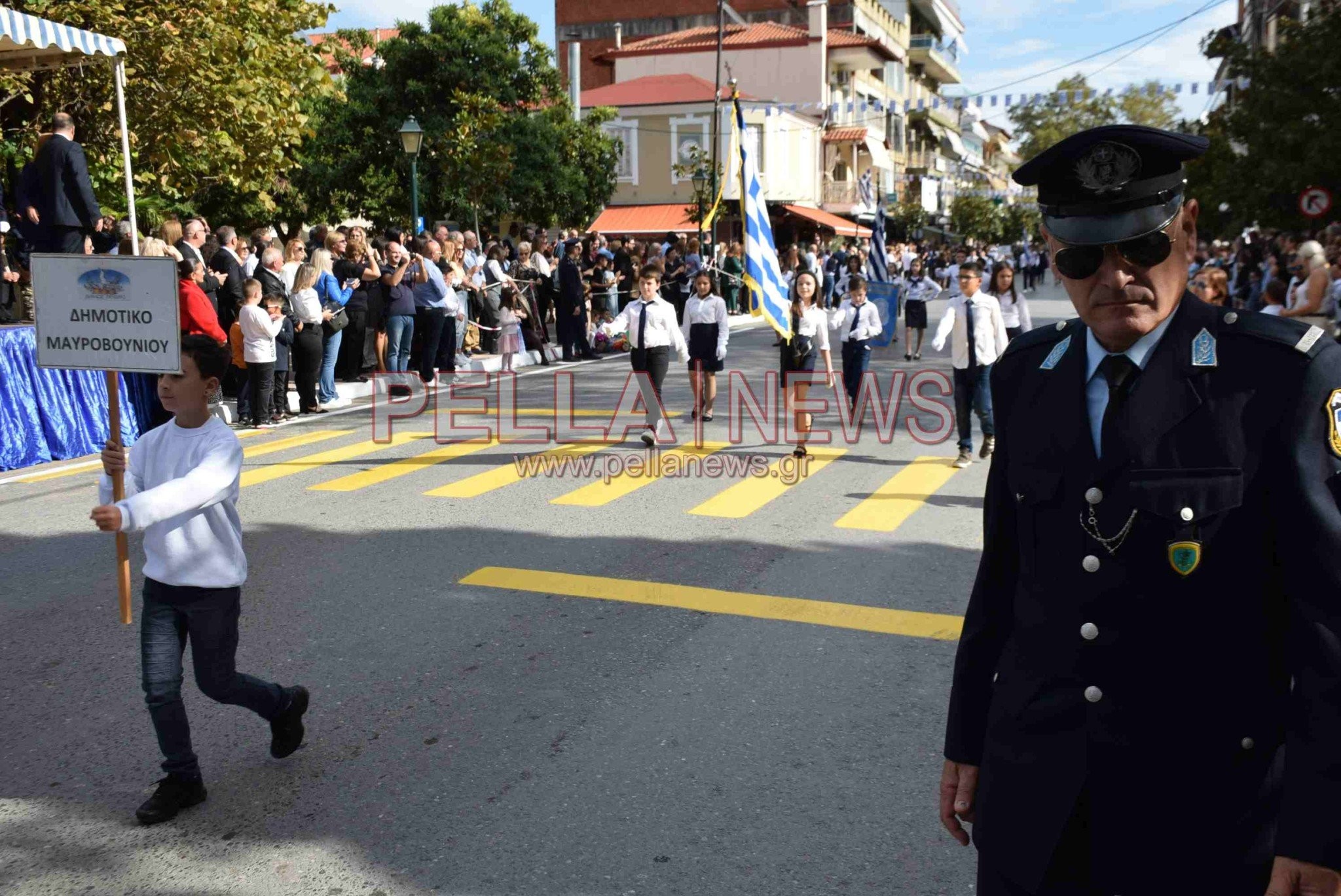 Σκύδρα: Αφιέρωμα στους εκπαιδευτικούς και τους γονείς που παρελαύνουν μαζί με τους μαθητές