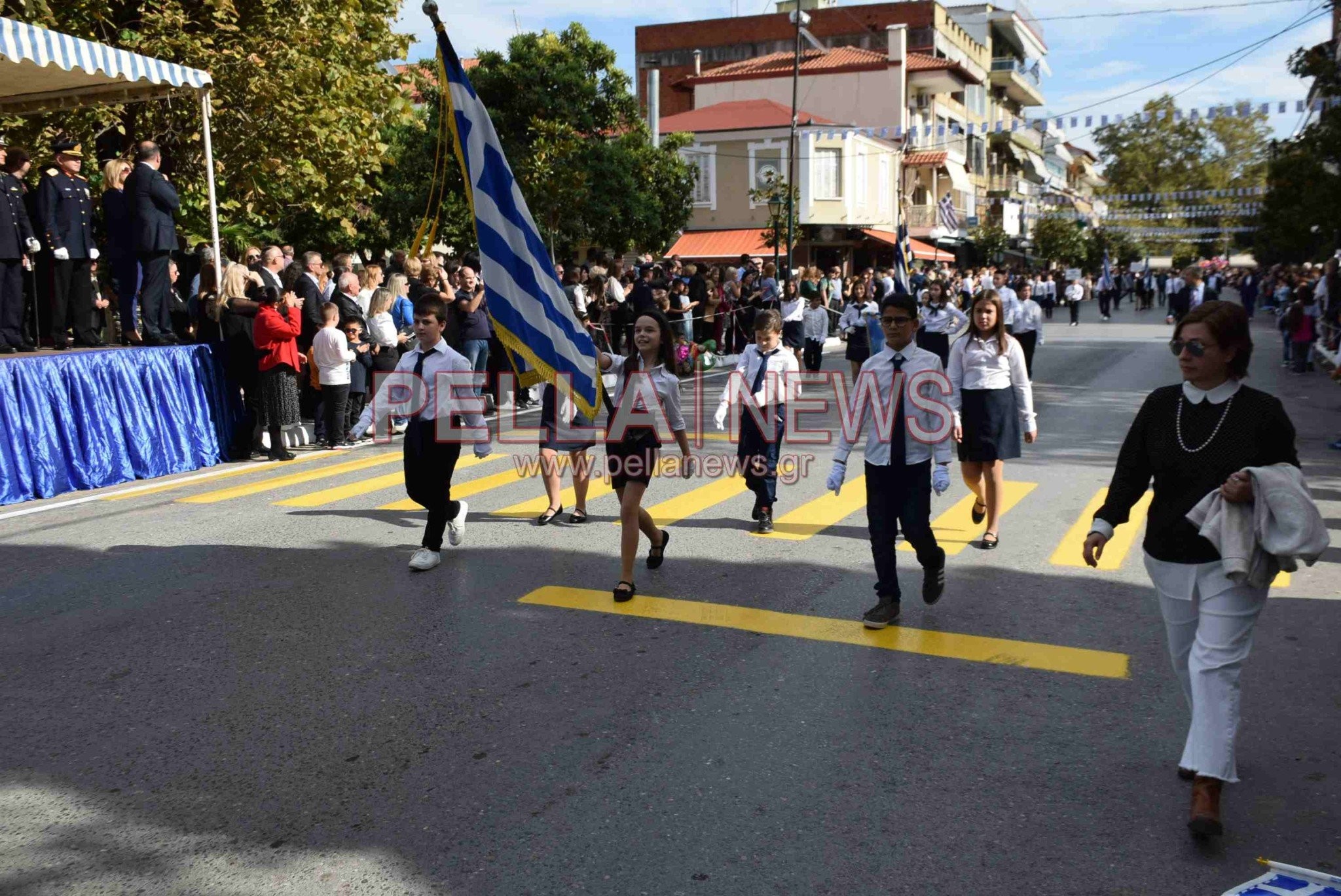 Σκύδρα: Αφιέρωμα στους εκπαιδευτικούς και τους γονείς που παρελαύνουν μαζί με τους μαθητές