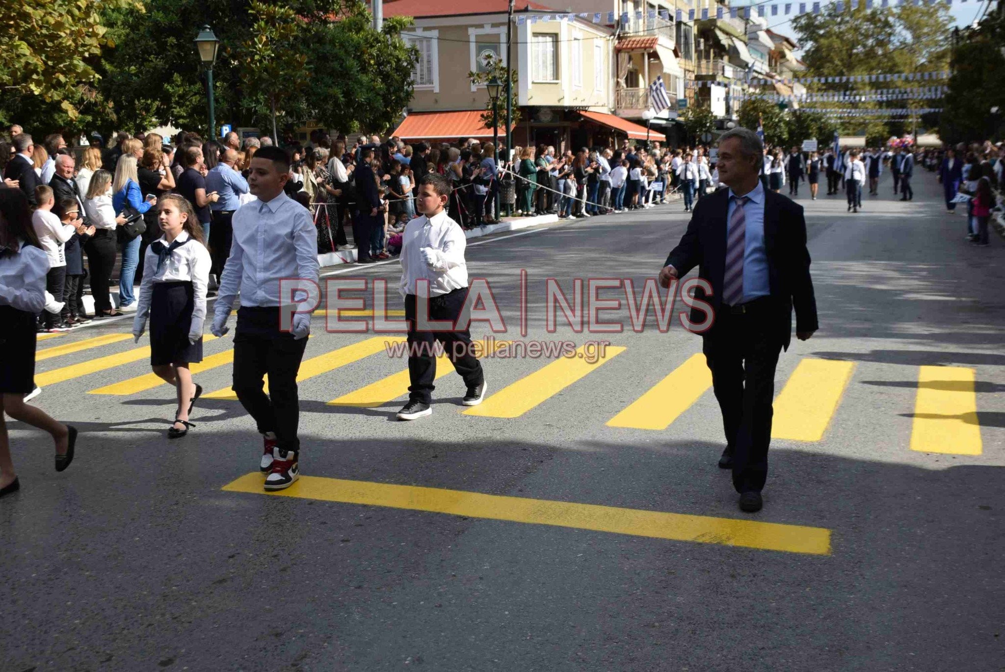 Σκύδρα: Αφιέρωμα στους εκπαιδευτικούς και τους γονείς που παρελαύνουν μαζί με τους μαθητές