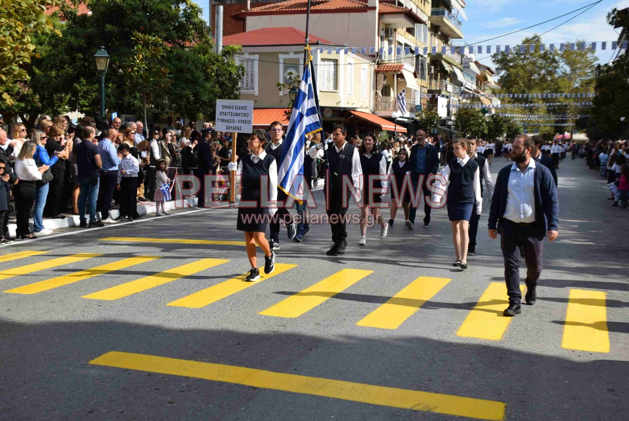 Σκύδρα: Αφιέρωμα στους εκπαιδευτικούς και τους γονείς που παρελαύνουν μαζί με τους μαθητές