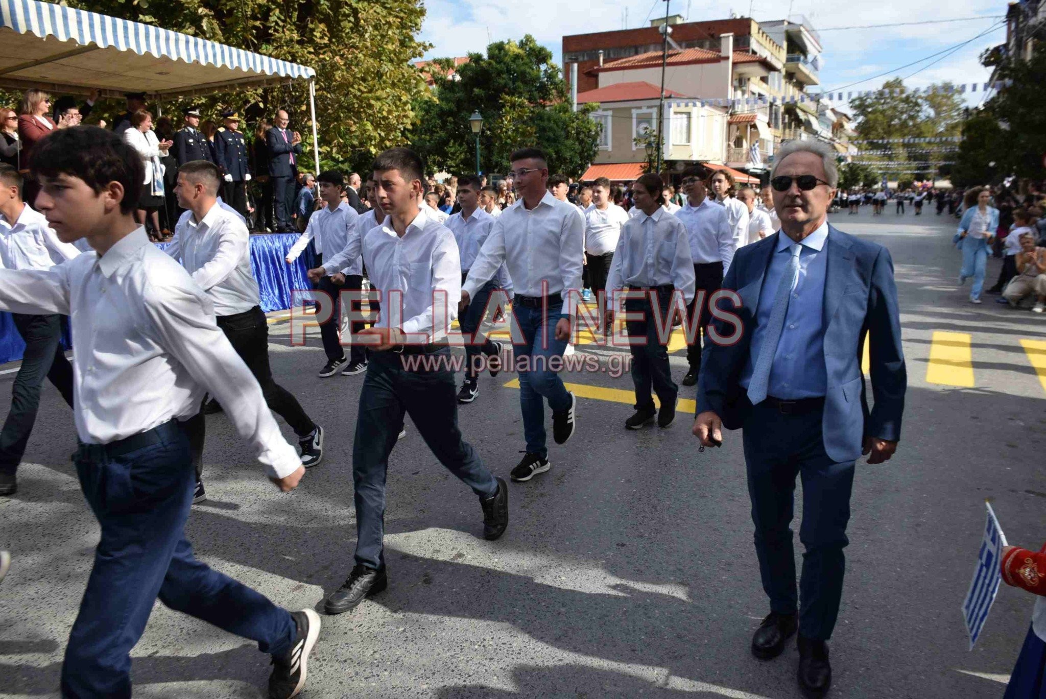 Σκύδρα: Αφιέρωμα στους εκπαιδευτικούς και τους γονείς που παρελαύνουν μαζί με τους μαθητές