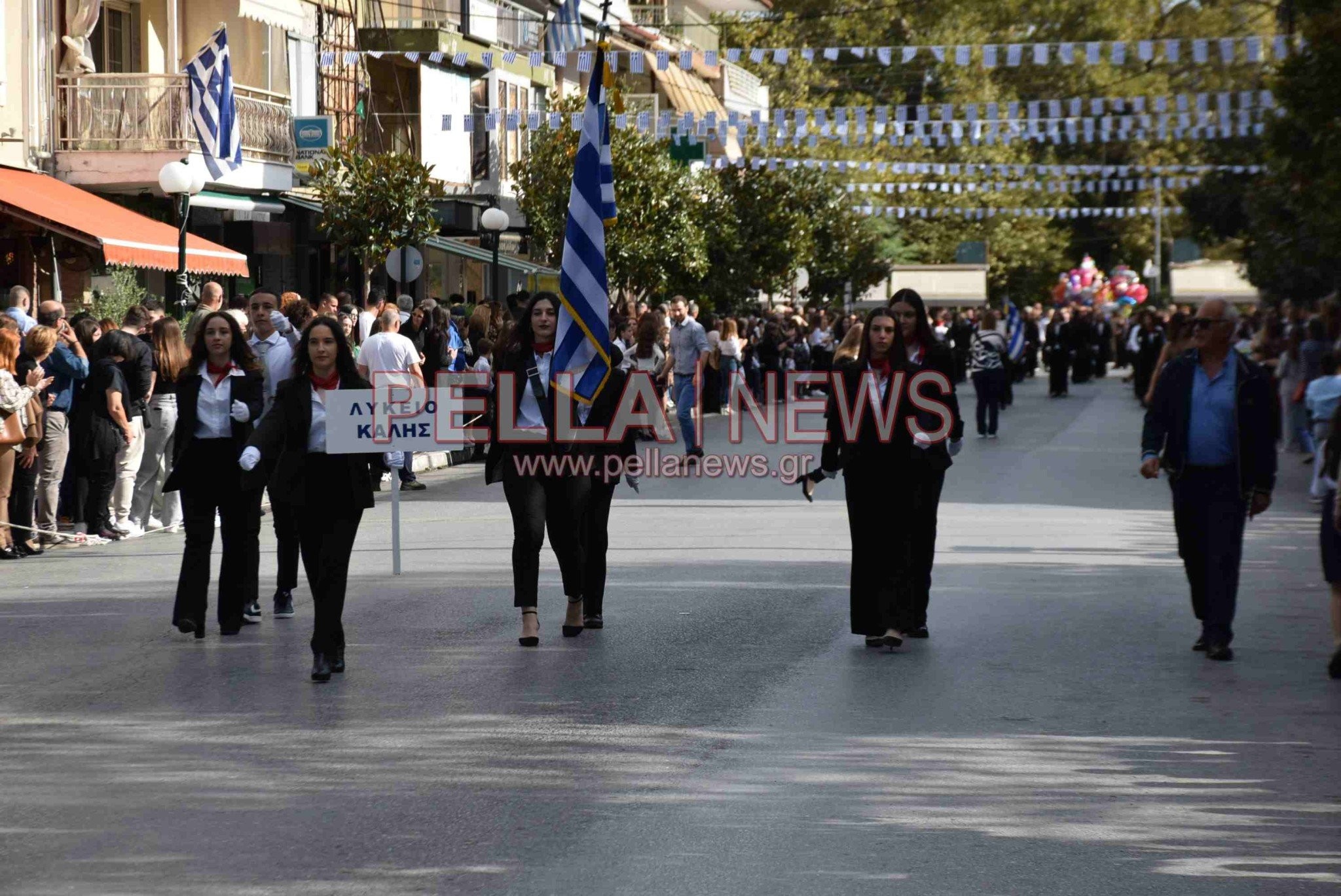 Σκύδρα: Αφιέρωμα στους εκπαιδευτικούς και τους γονείς που παρελαύνουν μαζί με τους μαθητές