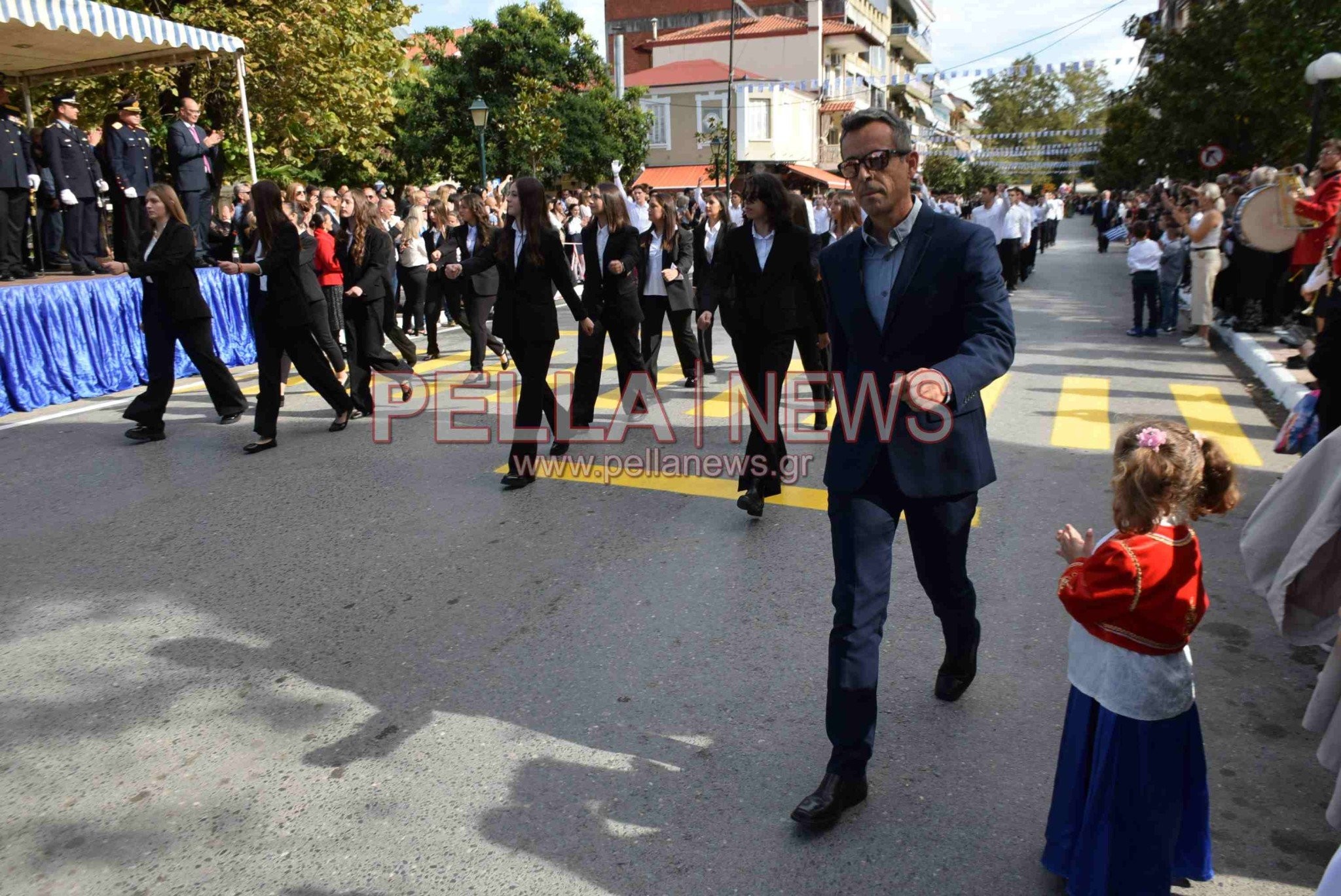 Σκύδρα: Αφιέρωμα στους εκπαιδευτικούς και τους γονείς που παρελαύνουν μαζί με τους μαθητές