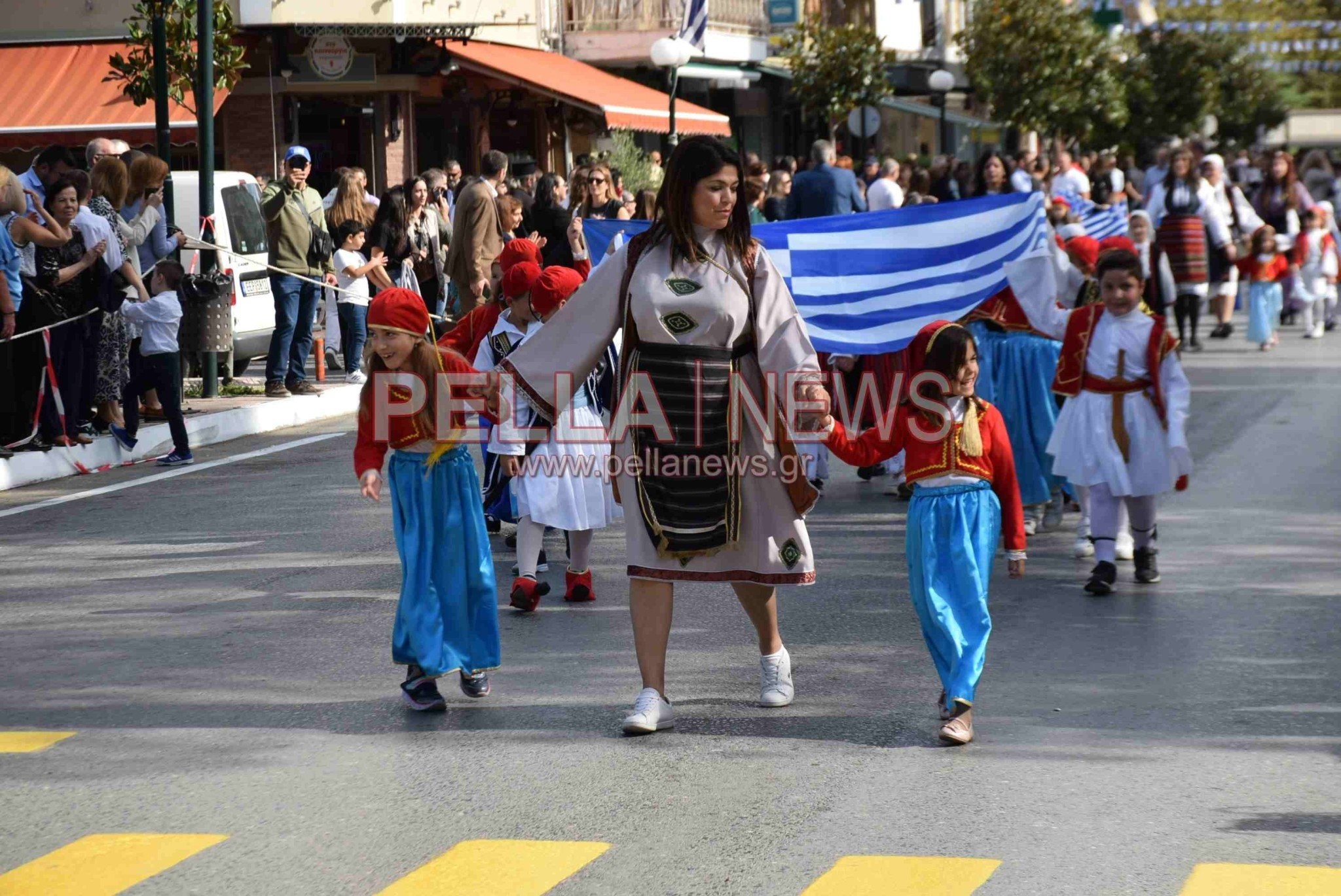 Σκύδρα: Αφιέρωμα στους εκπαιδευτικούς και τους γονείς που παρελαύνουν μαζί με τους μαθητές