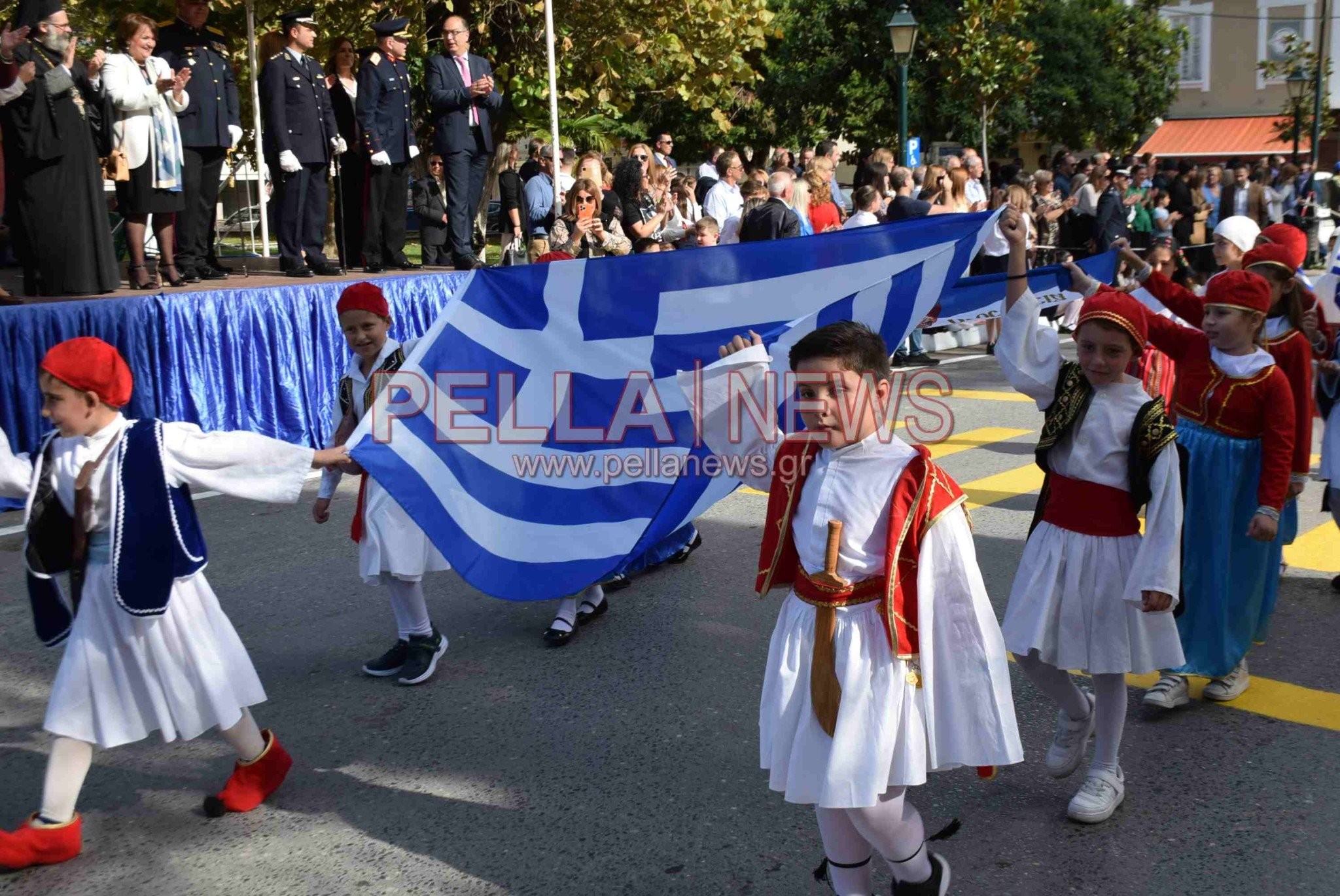 Με περηφάνεια και ενθουσιασμό παρέλασαν οι πολιτιστικοί σύλλογοι του Δήμου Σκύδρας