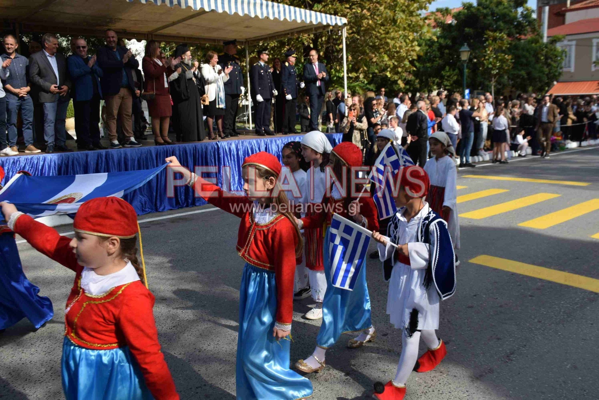 Με περηφάνεια και ενθουσιασμό παρέλασαν οι πολιτιστικοί σύλλογοι του Δήμου Σκύδρας