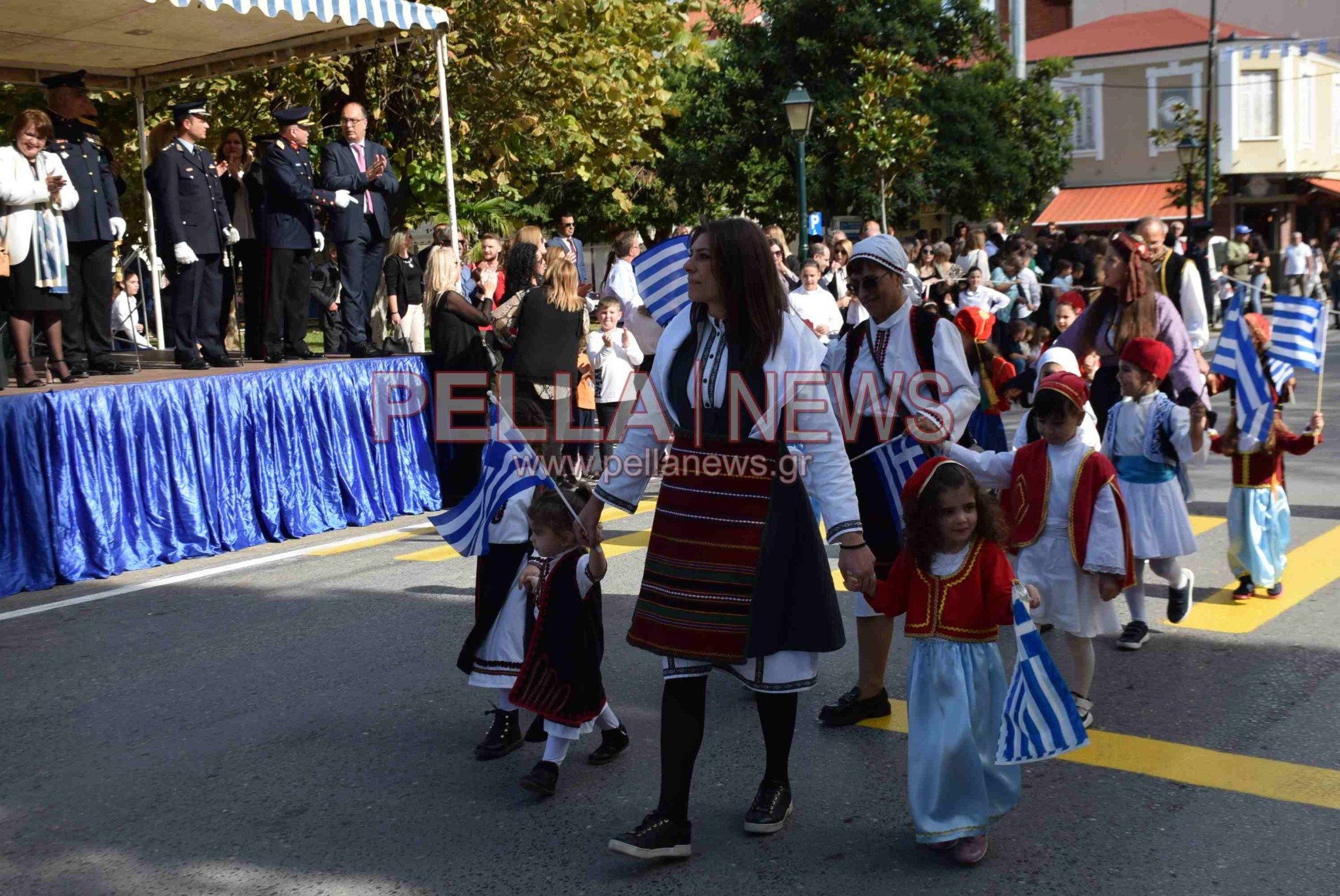 Σκύδρα: Αφιέρωμα στους εκπαιδευτικούς και τους γονείς που παρελαύνουν μαζί με τους μαθητές