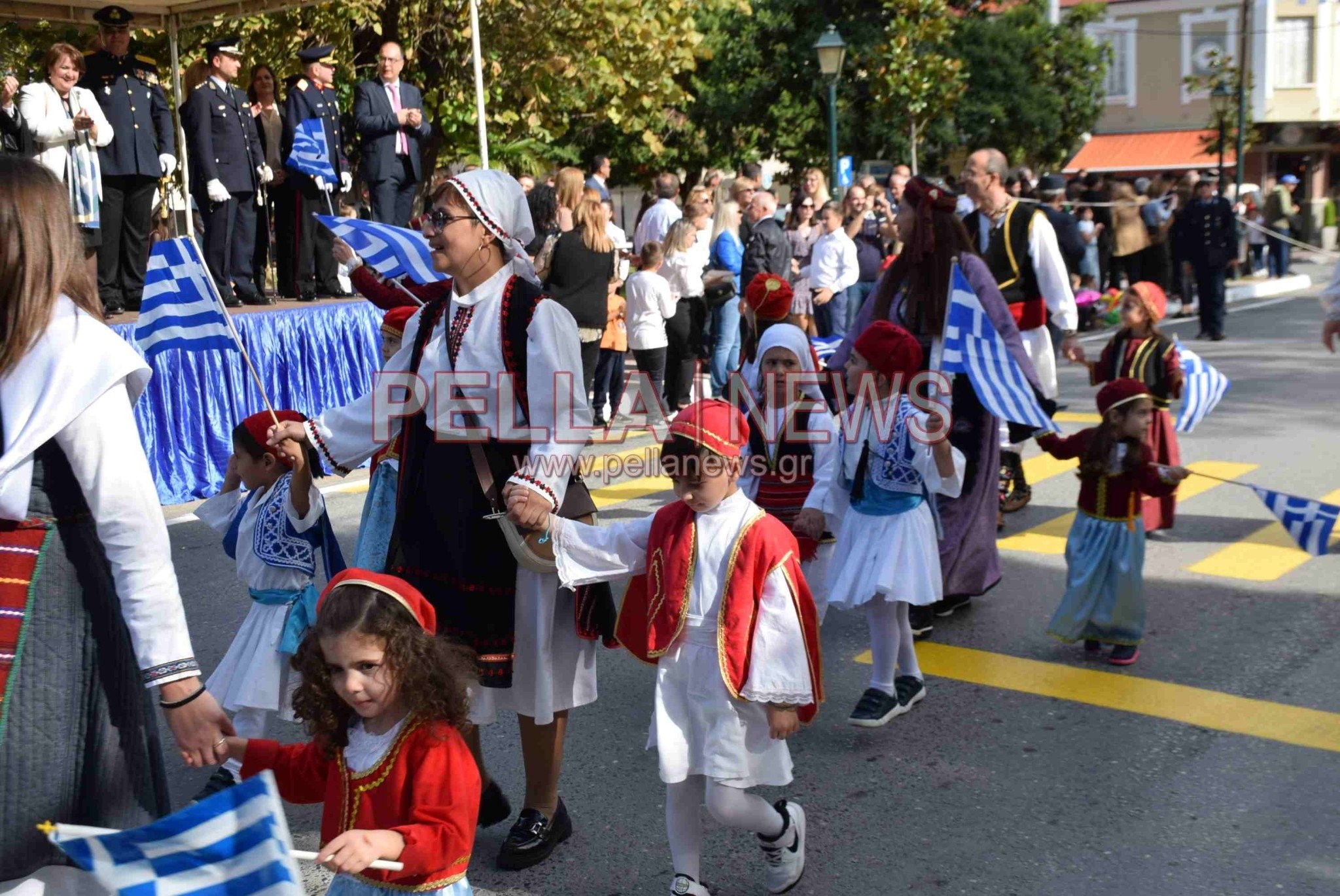 Σκύδρα: Αφιέρωμα στους εκπαιδευτικούς και τους γονείς που παρελαύνουν μαζί με τους μαθητές