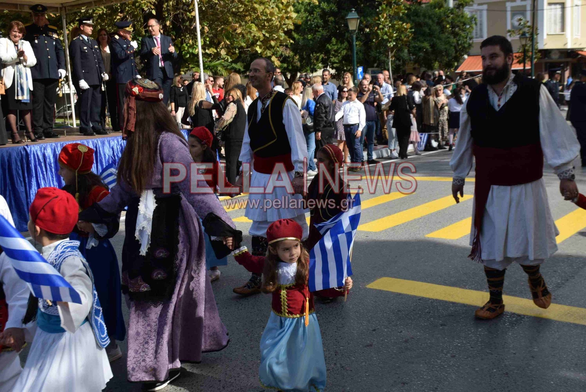 Με περηφάνεια και ενθουσιασμό παρέλασαν οι πολιτιστικοί σύλλογοι του Δήμου Σκύδρας