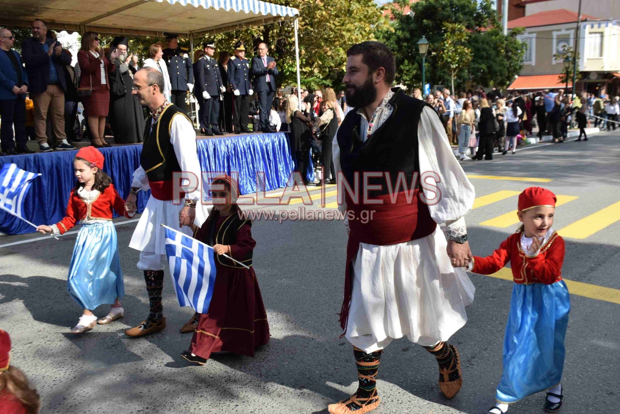 Με περηφάνεια και ενθουσιασμό παρέλασαν οι πολιτιστικοί σύλλογοι του Δήμου Σκύδρας