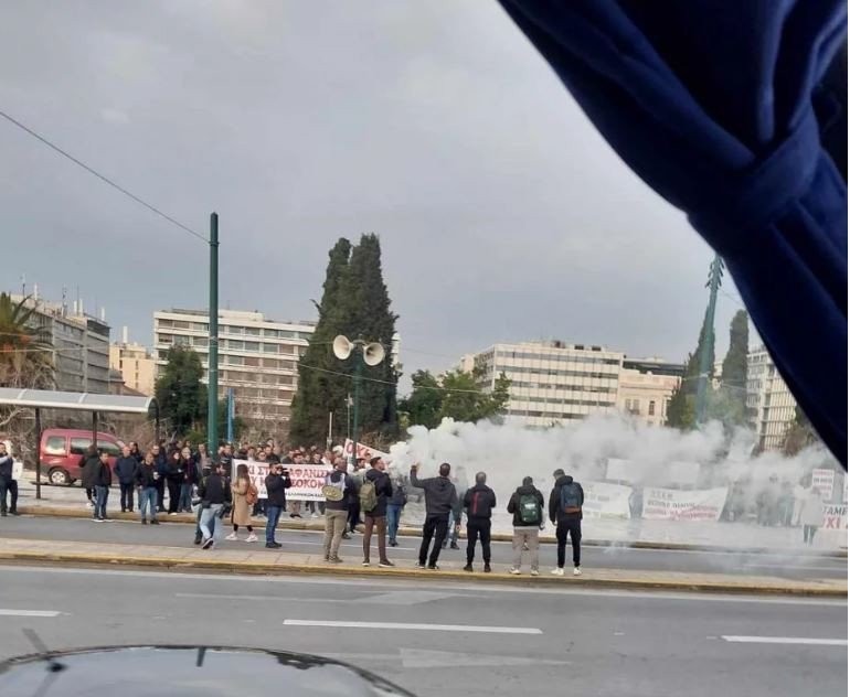 Στο Σύνταγμα οι μελισσοκόμοι -Με στολές και αναμμένα καπνιστήρια