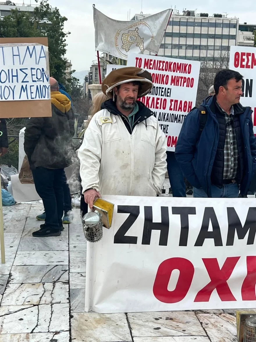 Στο Σύνταγμα οι μελισσοκόμοι με τα φορτηγά τους