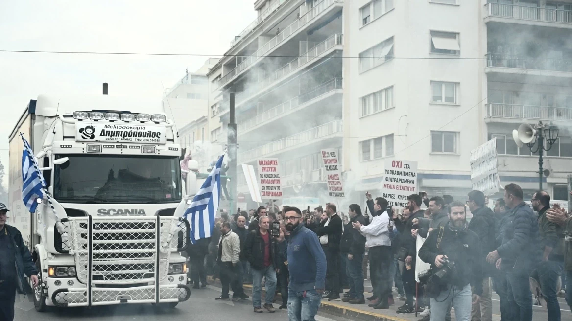 Στο Σύνταγμα οι μελισσοκόμοι με τα φορτηγά τους